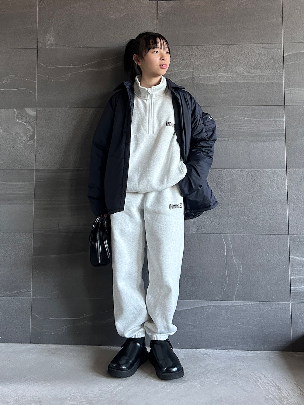 ブルー系のダウンジャケット/コート、グレー系のスウェット、グレー系のスウェットパンツを着用したキッズの冬コーディネートの4枚目の写真