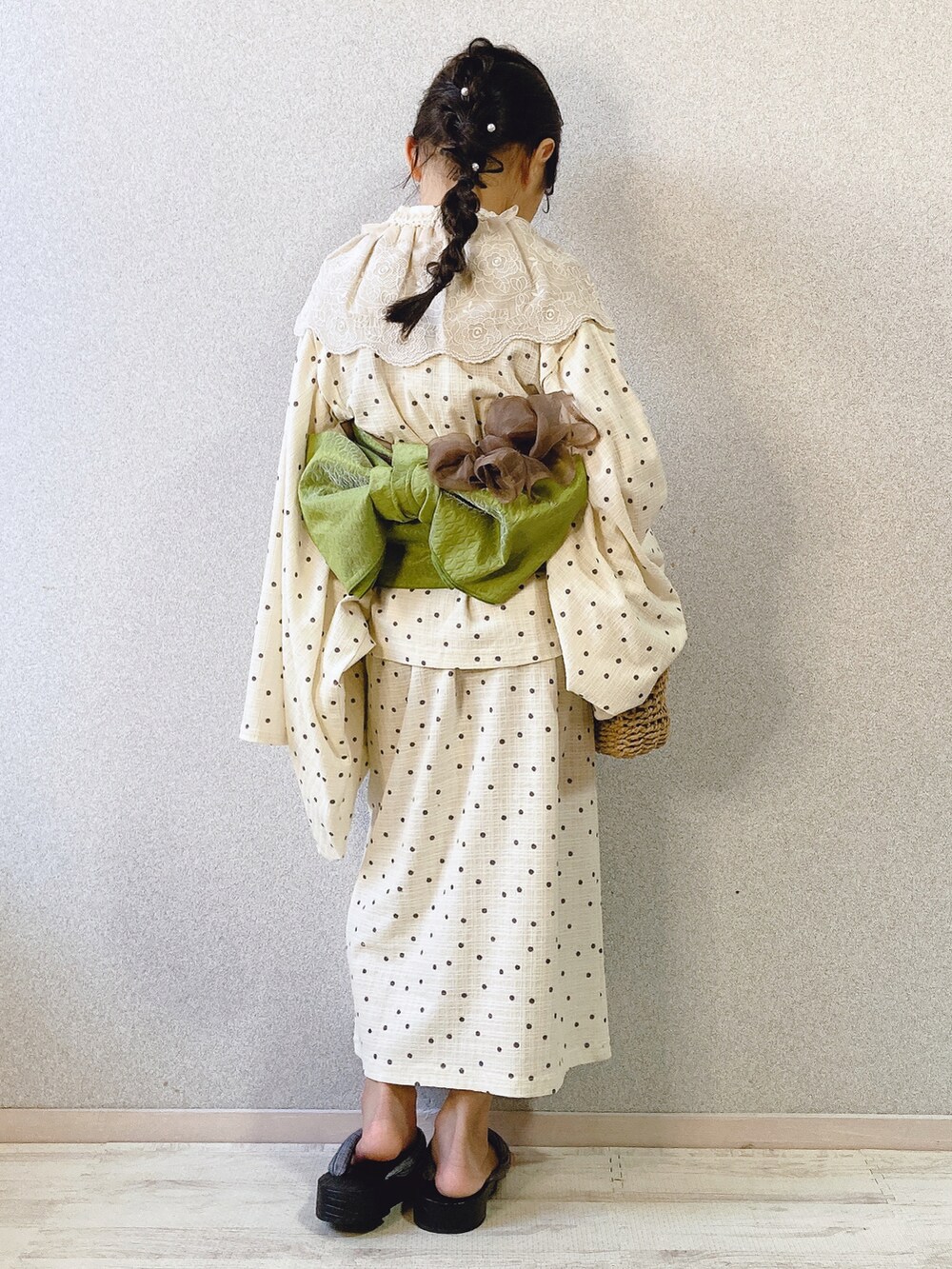 その他の浴衣、グレー系の和装小物、ホワイト系の付け襟を着用したキッズの夏コーディネートの3枚目の写真