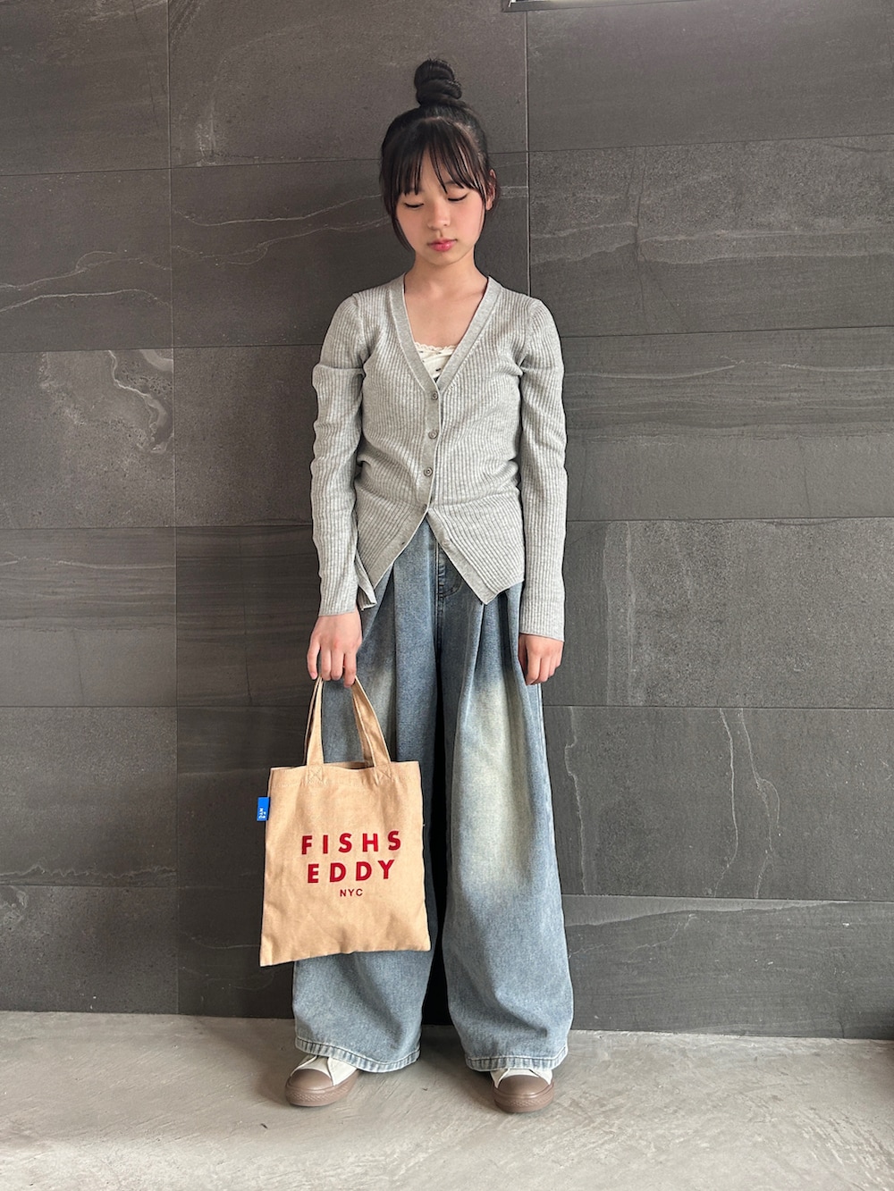 グレー系のカーディガン/ボレロ、ホワイト系のキャミソール、ブルー系のデニムパンツを着用したキッズの春コーディネートの4枚目の写真