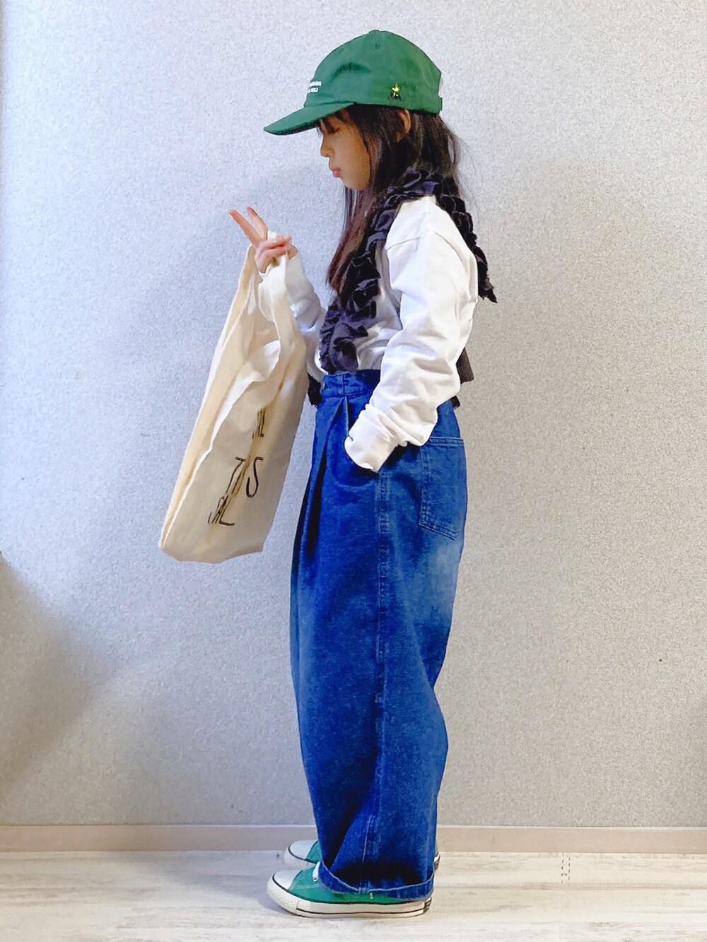 「グリーン、サロペット、春コーデ、カジュアル、ワイドパンツ、コンバース、スニーカー、キャップ、プリントT、プチプラ、UNIQLO、マーキーズ(MARKEY'S)、サスペンダー」｜「UNIQLOのアイテム（キャップ、グリーン系）」を使った、uranさん（キッズ・123cm）の冬コーディネートの2枚目の写真
