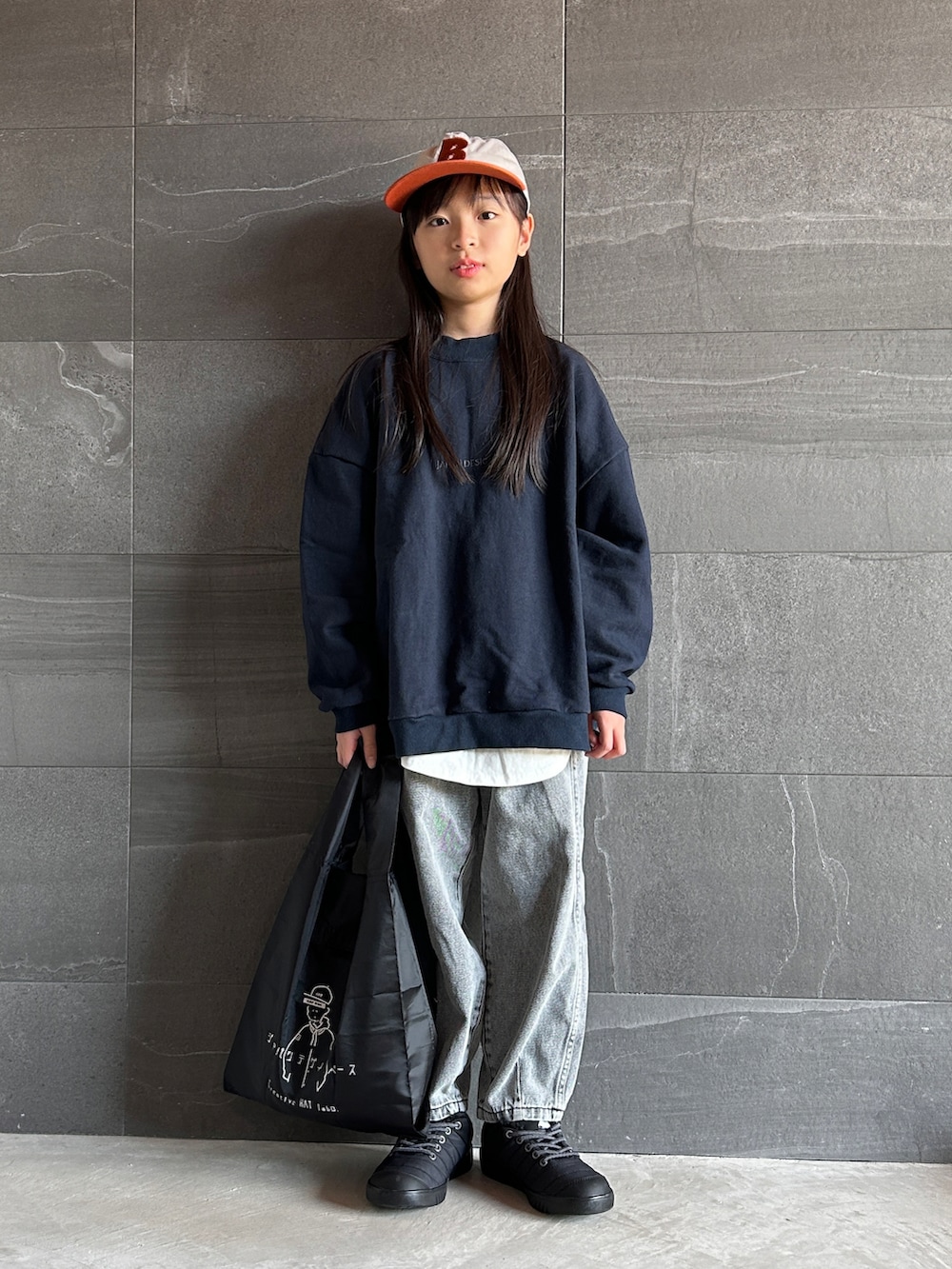 ブルー系のスウェット、ブラック系のデニムパンツ、ブラック系のスニーカーを着用したキッズの冬コーディネートの2枚目の写真