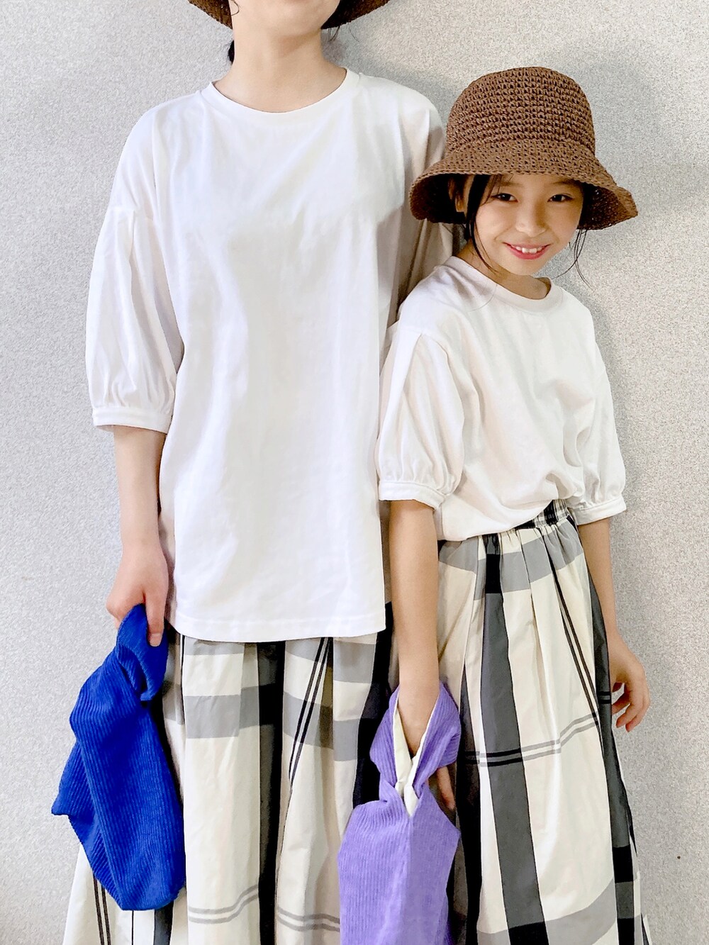 ホワイト系のTシャツ/カットソー、ホワイト系のスカート、ホワイト系のTシャツ/カットソーを着用したキッズの夏コーディネートの5枚目の写真