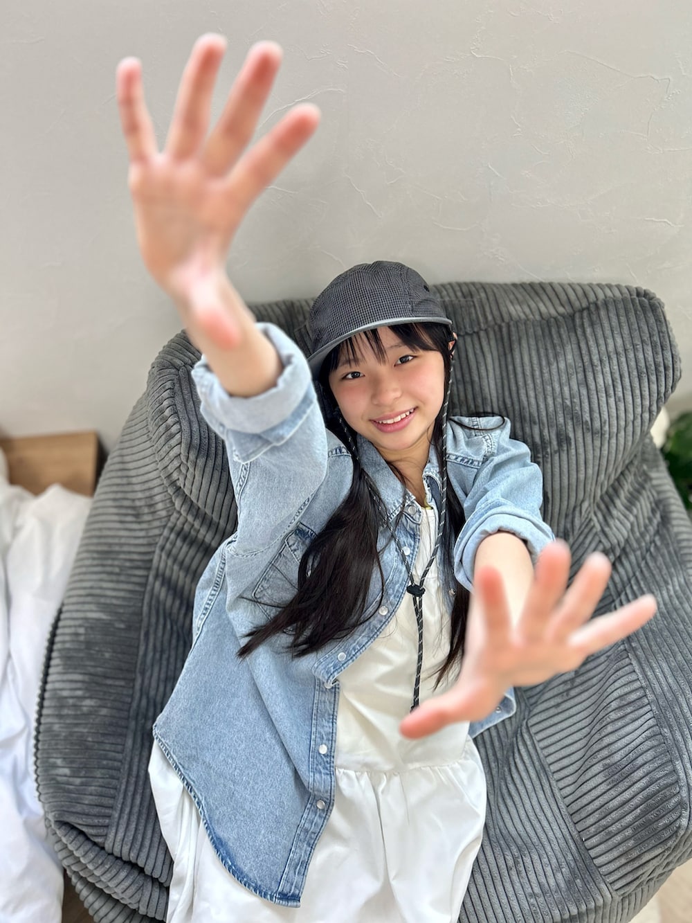 「レイヤードスタイル、ワンピース、バルーン、デニムシャツ、キャップ、JDB、スニーカー、adidas、お出かけコーデ」｜「jdbase_capのアイテム（キャップ、ブラック系）」を使った、uranさん（キッズ・144cm）の春コーディネートの5枚目の写真