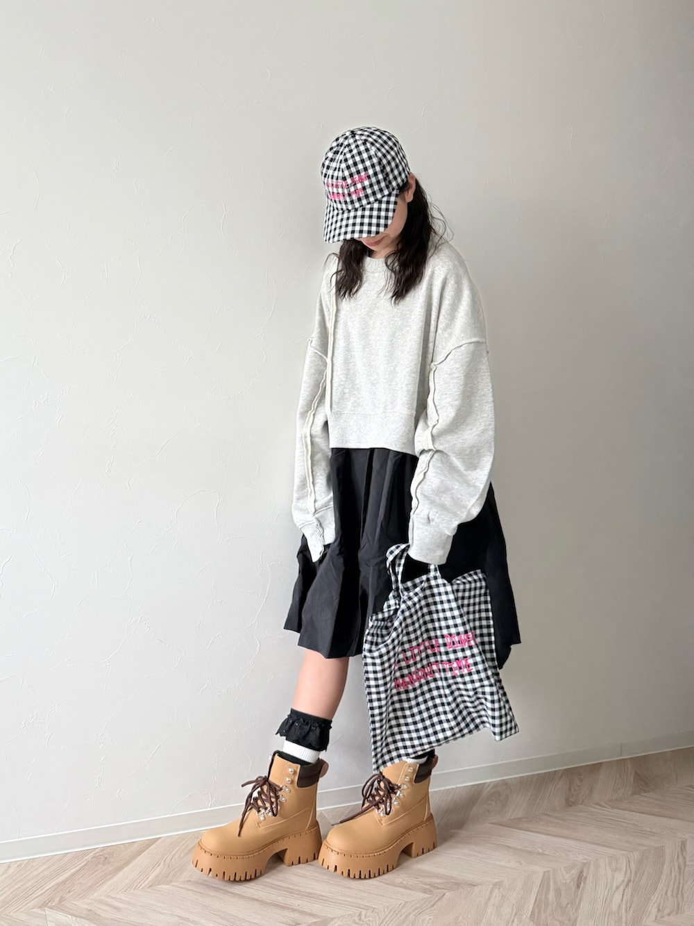 グレー系のワンピース、その他のトートバッグ、イエロー系のブーツを着用したキッズの冬コーディネートの2枚目の写真