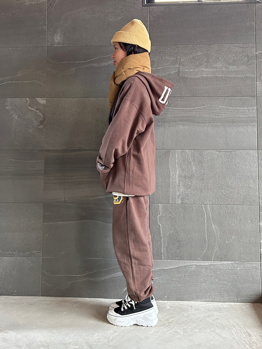 「ニット帽、ワントーンコーデ、ブラウン、スウェット、パーカー、スウェットパンツ、マフラー、厚底シューズ、スニーカー、UCLA、セットアップ、ゆるコーデ、ラクチンコーデ」｜「ANTIBALのANTIBAL/アンティバル キッズ パーカー DESI 234AN3PK027（パーカー、ブラウン系）」を使った、uranさん（キッズ・140cm）の冬コーディネートの3枚目の写真
