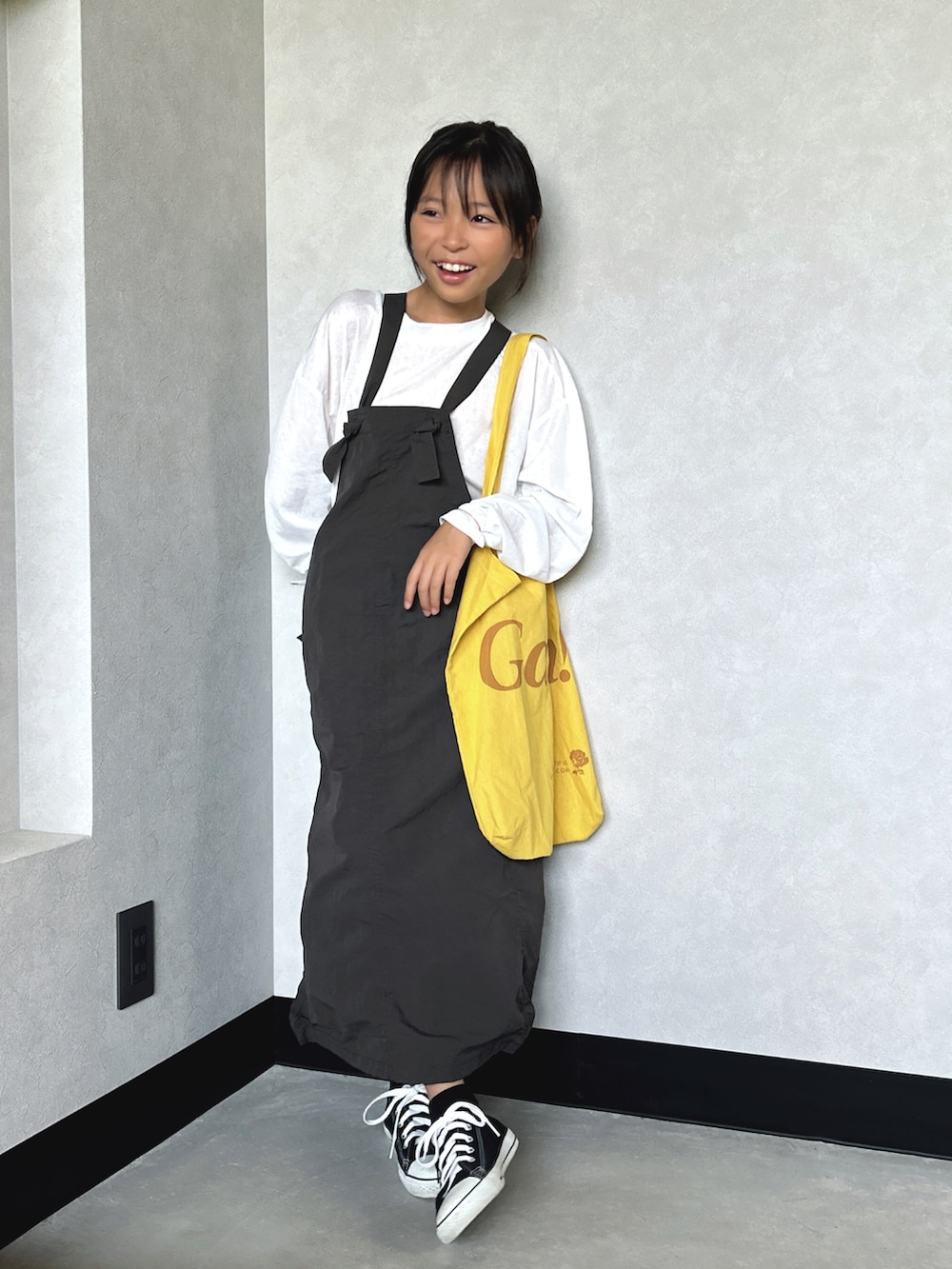 「アツいコーデ全部見せ、休日スタイル、スニーカー、シンプルコーデ、お出かけコーデ、ワンピース、ジャンスカ、トートバッグ、夏セールで買いました、シアーシャツ、シアートップス、ロンT、秋服準備はじめました、ロングスカート」｜「CIAOPANIC TYPYの【KIDS】ワッシャーナイロンパラシュートジャンスカ（ジャンパースカート、グレー系）」を使った、uranさん（骨格ナチュラル・キッズ・129cm）の夏コーディネートの4枚目の写真