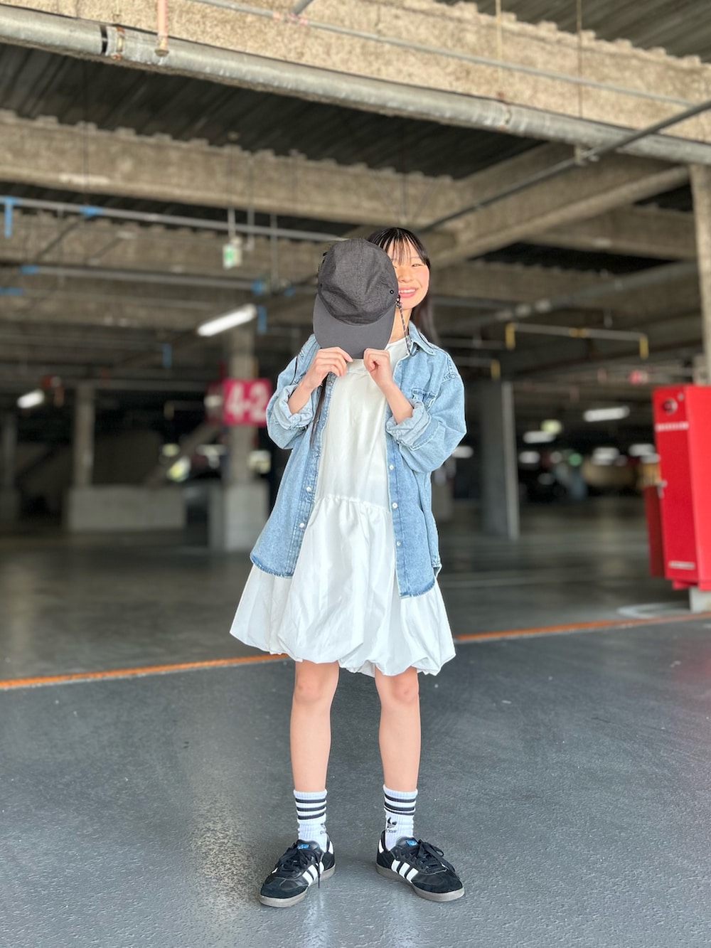 「レイヤードスタイル、ワンピース、バルーン、デニムシャツ、キャップ、JDB、スニーカー、adidas、お出かけコーデ」｜「jdbase_capのアイテム（キャップ、ブラック系）」を使った、uranさん（キッズ・144cm）の春コーディネートの2枚目の写真