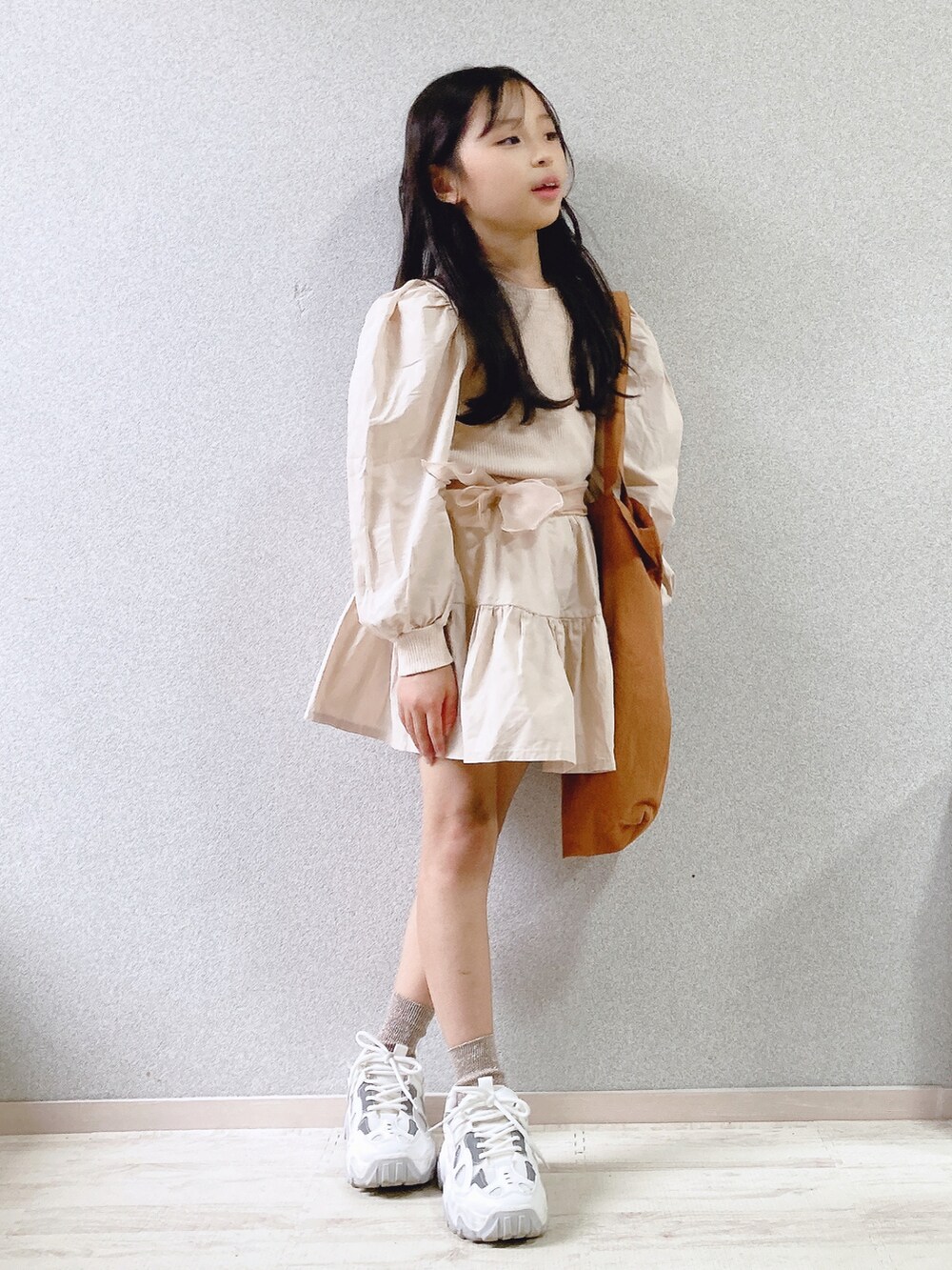 ベージュ系のシャツ/ブラウス、ブラウン系のトートバッグ、ホワイト系のスニーカーを着用したキッズの夏コーディネートの2枚目の写真