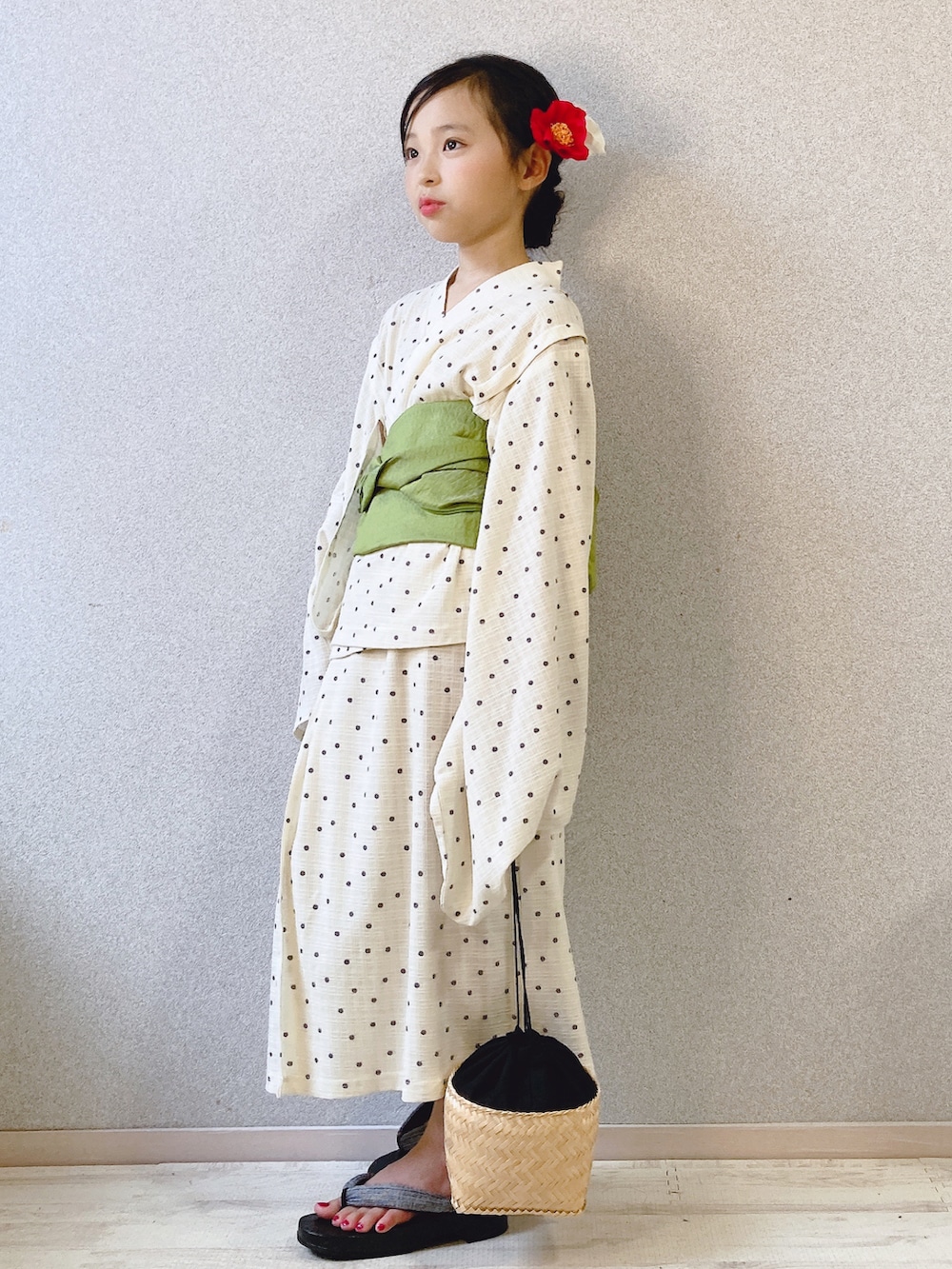 ブラック系のかごバッグ、その他の浴衣、グレー系の和装小物を着用したキッズの夏コーディネートの2枚目の写真