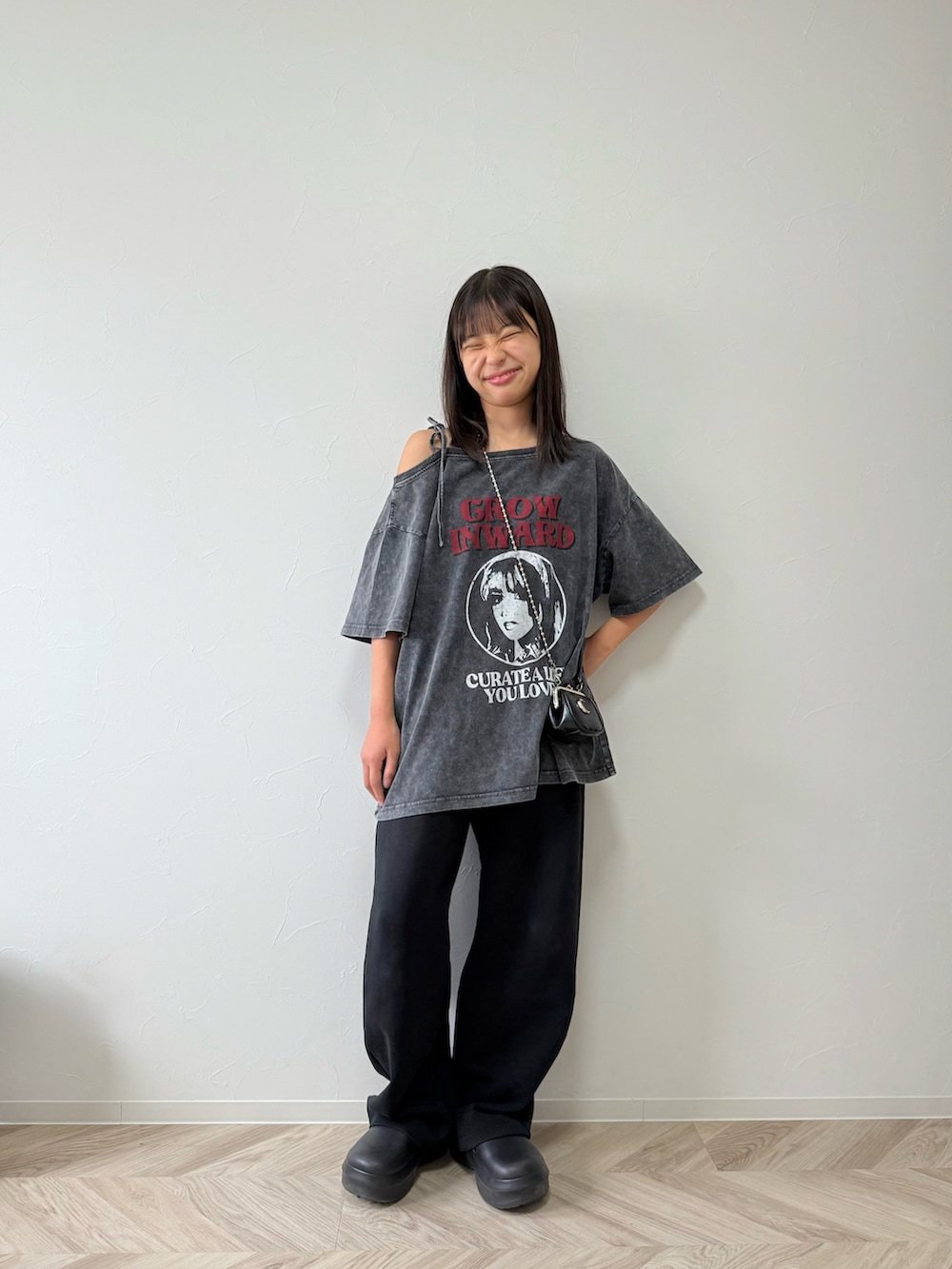 ブラック系のサンダル、その他のTシャツ/カットソー、ブラック系のスウェットパンツを着用したキッズの秋コーディネートの2枚目の写真