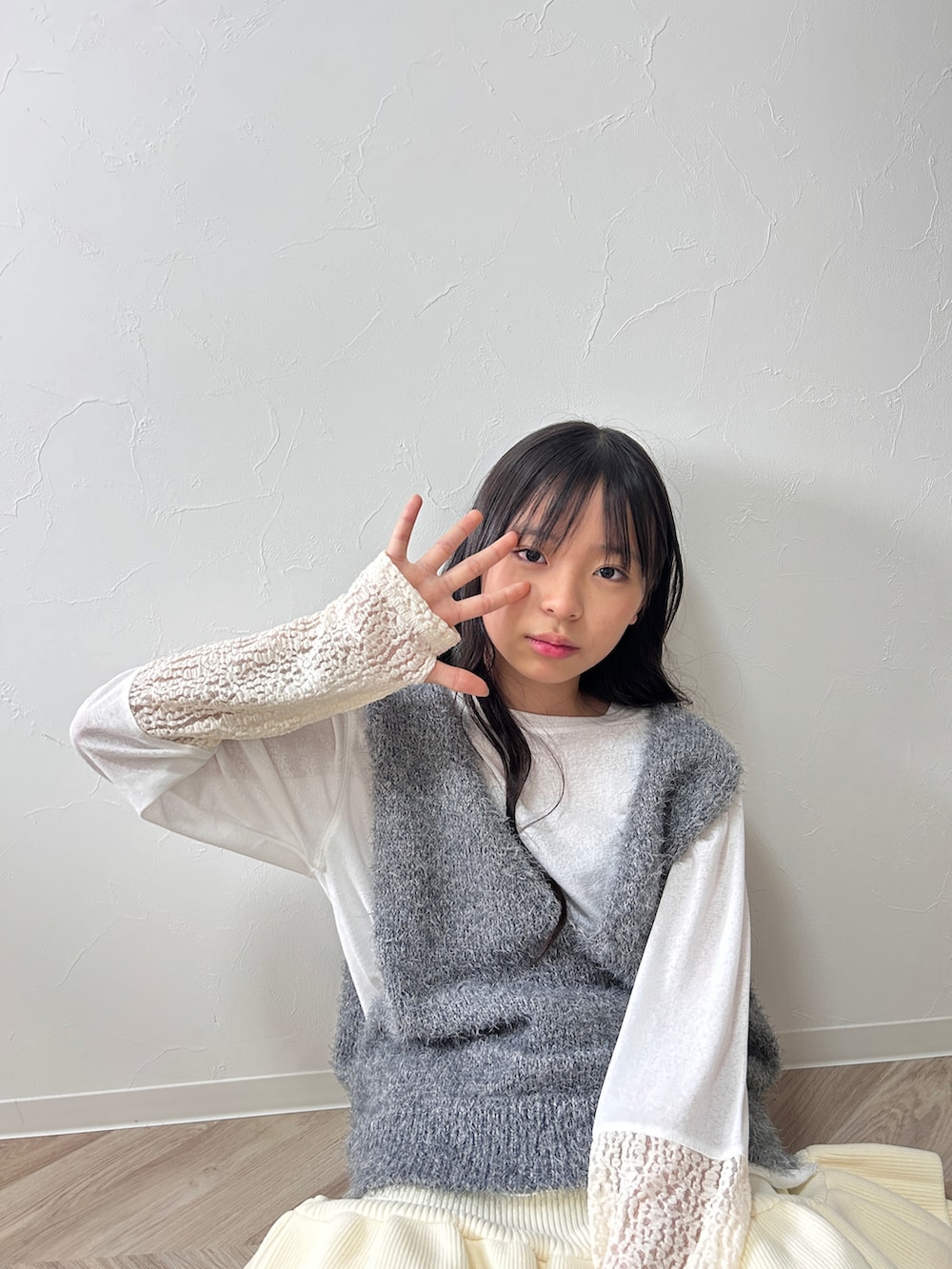 ホワイト系のTシャツ/カットソー、グレー系のベスト、ホワイト系のベストを着用したキッズの秋コーディネートの5枚目の写真