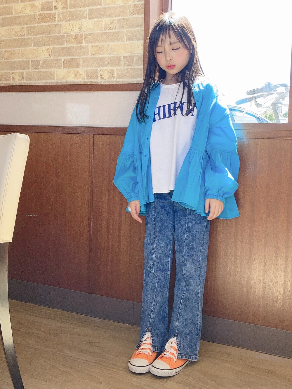 「春服、プチプラ、休日スタイル、ビタミンカラー、デニム、ブルー、シャツスタイル、ロゴT、かごバッグ、スニーカー、白Tシャツ、シンプルコーデ、カジュアル、フレアパンツ」｜「coca（coca）のキッズ 親子お揃いティアードガーゼブラウス（シャツ/ブラウス、ブルー系）」を使った、uranさん（キッズ・123cm）の春コーディネートの5枚目の写真