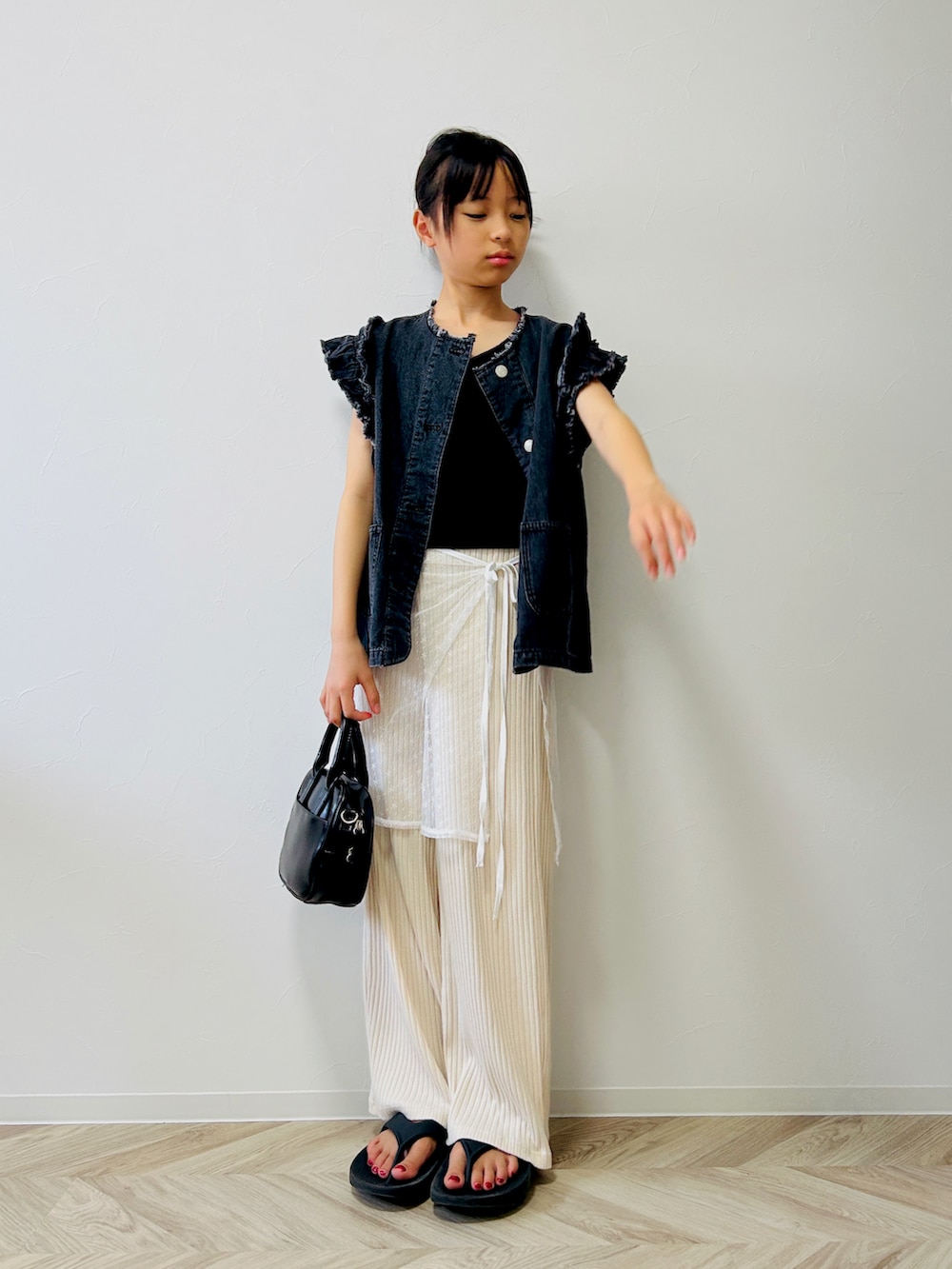 ブラック系のベスト、ホワイト系のその他パンツ、ブラック系のその他トップスを着用したキッズの夏コーディネートの4枚目の写真