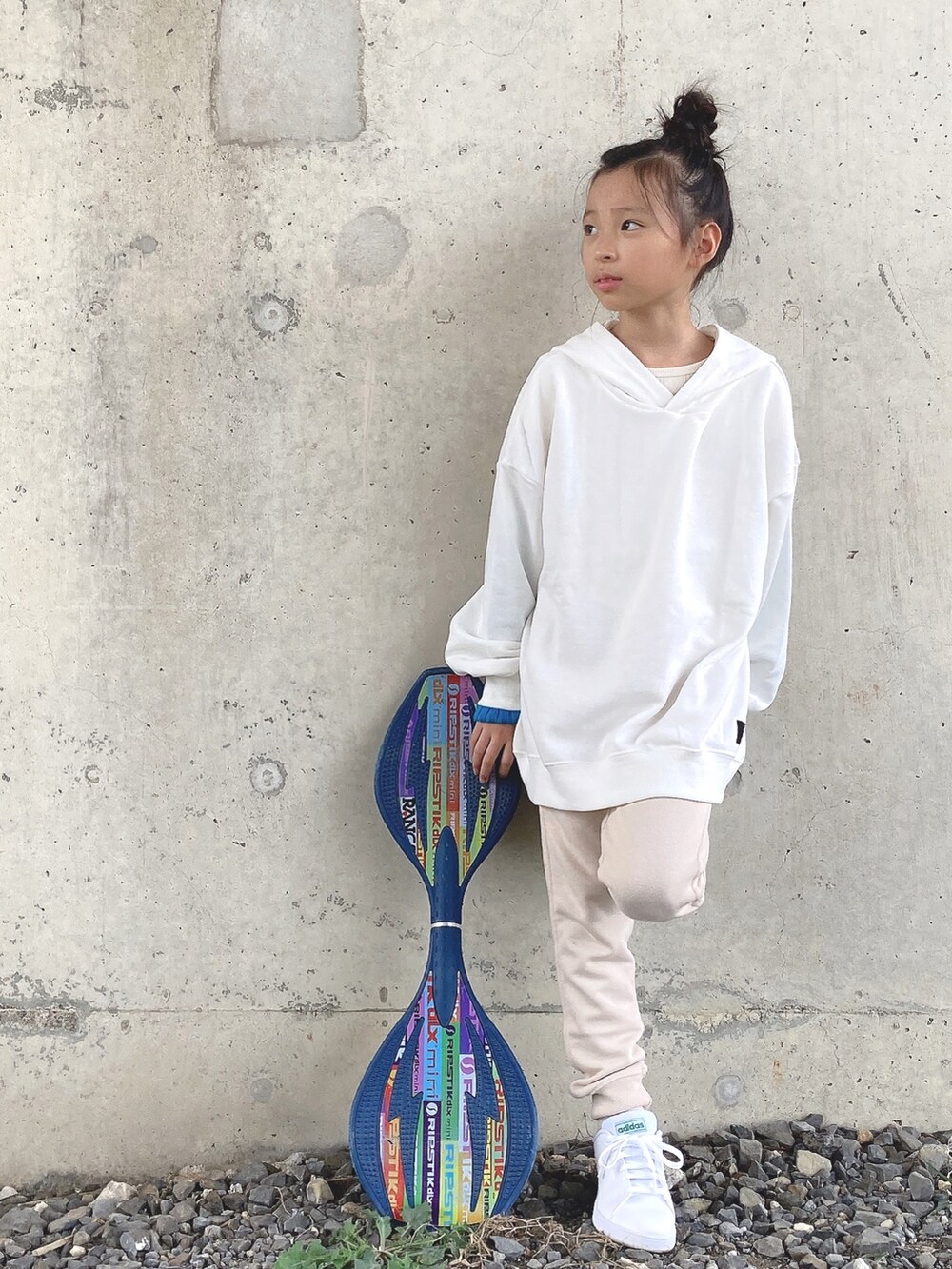 ホワイト系のパーカー、ホワイト系のスニーカー、ベージュ系のその他パンツを着用したキッズの秋コーディネートの3枚目の写真