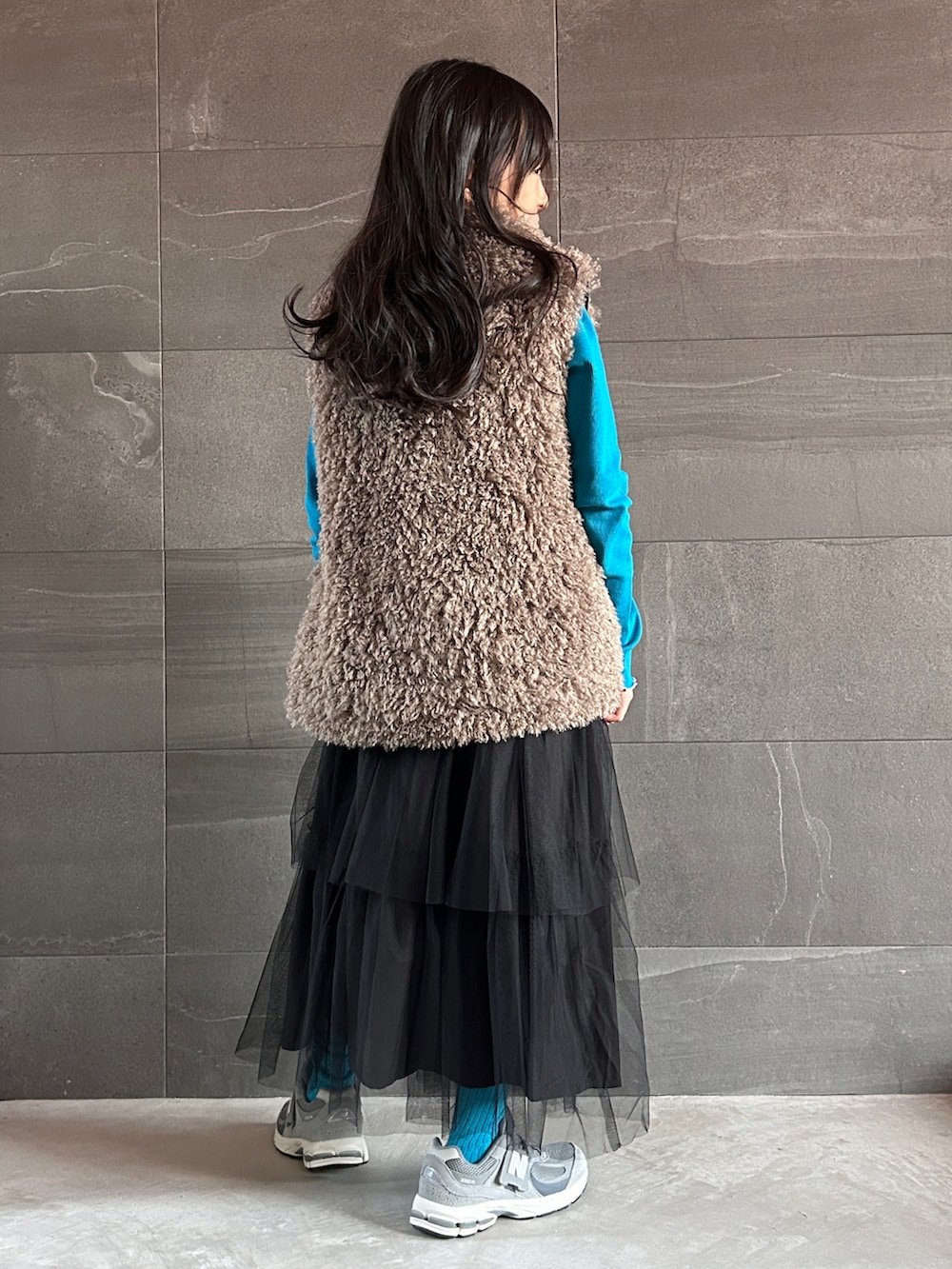 ブルー系のTシャツ/カットソー、ブラック系のスカート、ブラウン系のジャケット/アウターを着用したキッズの秋コーディネートの3枚目の写真