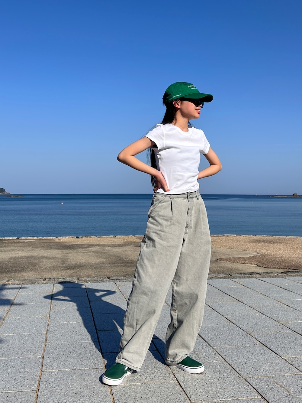 ホワイト系のTシャツ/カットソー、グレー系のデニムパンツ、グリーン系のスニーカーを着用したキッズの春コーディネートの4枚目の写真