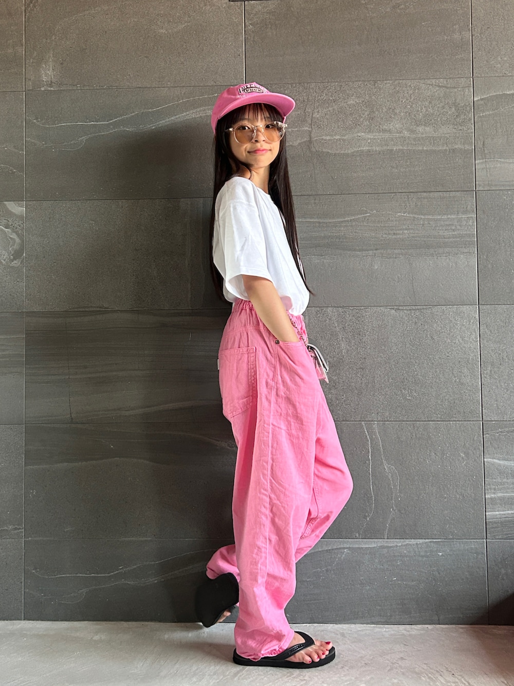 ホワイト系のTシャツ/カットソー、ピンク系のその他パンツ、シルバー系のショルダーバッグを着用したキッズの夏コーディネートの3枚目の写真