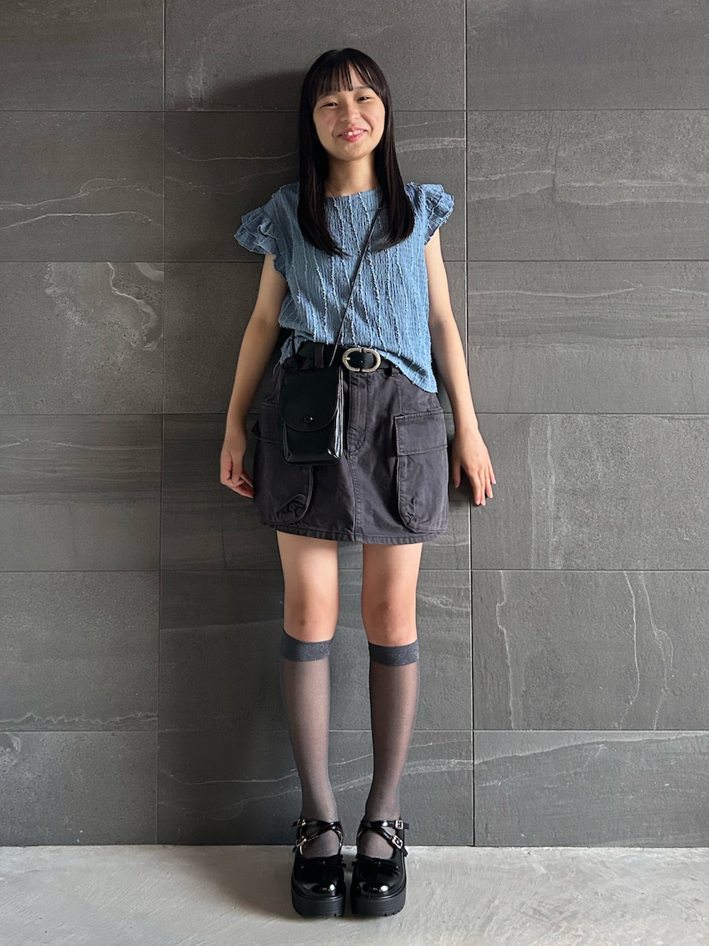 ブラック系のドレスシューズ、ブルー系のシャツ/ブラウス、ブラック系のショルダーバッグを着用したキッズの夏コーディネートの2枚目の写真