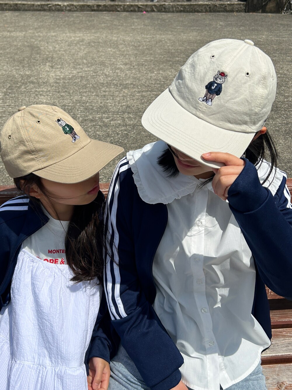 ブルー系のジャージ、ホワイト系のベスト、ホワイト系のワンピースを着用したキッズの春コーディネートの2枚目の写真