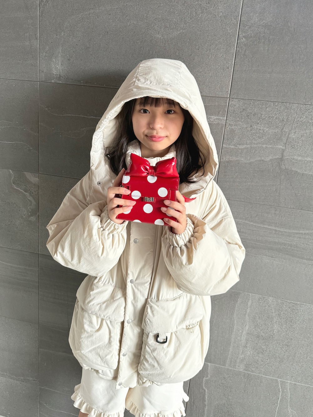 ホワイト系のブルゾン、レッド系のショルダーバッグ、ホワイト系のその他パンツを着用したキッズの秋コーディネートの4枚目の写真