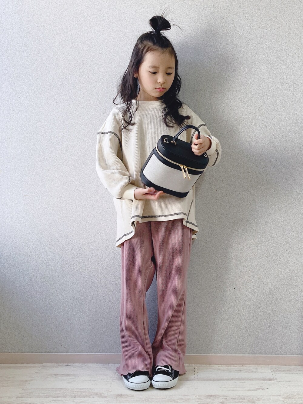 「しまむら、ピンク、プリーツパンツ、フレアパンツ、春コーデ、バニティバッグ、ワッフル、プチプラ、シンプルコーデ、大人カジュアル、今夜はナベ隊、カラーパンツ、チョコ色に染まれ」｜「LOWRYS FARMのワッフルステッチプルオーバー　261171（Tシャツ/カットソー、ホワイト系）」を使った、uranさん（キッズ・123cm）の冬コーディネートの3枚目の写真