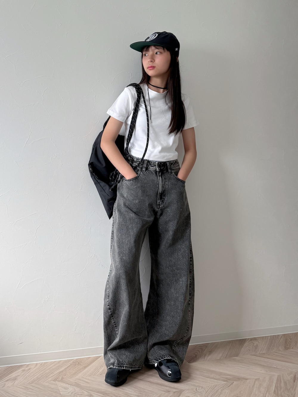 ホワイト系のTシャツ/カットソー、ブラック系のスニーカー、ブラック系のバックパック/リュックを着用したキッズの夏コーディネートの2枚目の写真