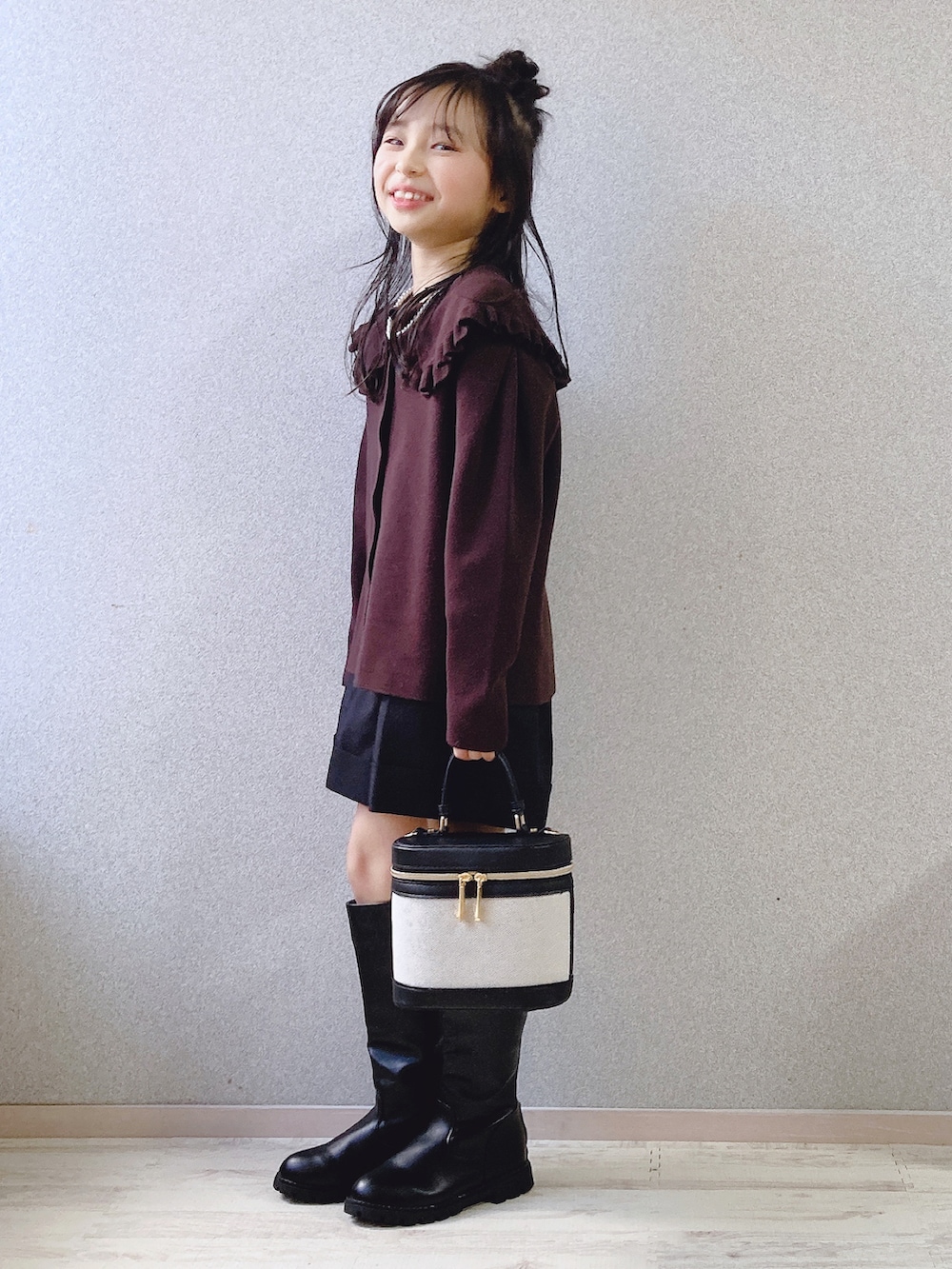 「チョコ色に染まれ、ハーフパンツ、ショートパンツ、バニティバッグ、GU、ブーツ、ブラウン、ブラウンコーデ、しまむら、ブラウン色に染まれ、ロングブーツ、プチプラ」｜「LOWRYS FARMのフリルカラーニットＬＳ　215142（ニット/セーター、ブラウン系）」を使った、uranさん（キッズ・123cm）の冬コーディネートの3枚目の写真
