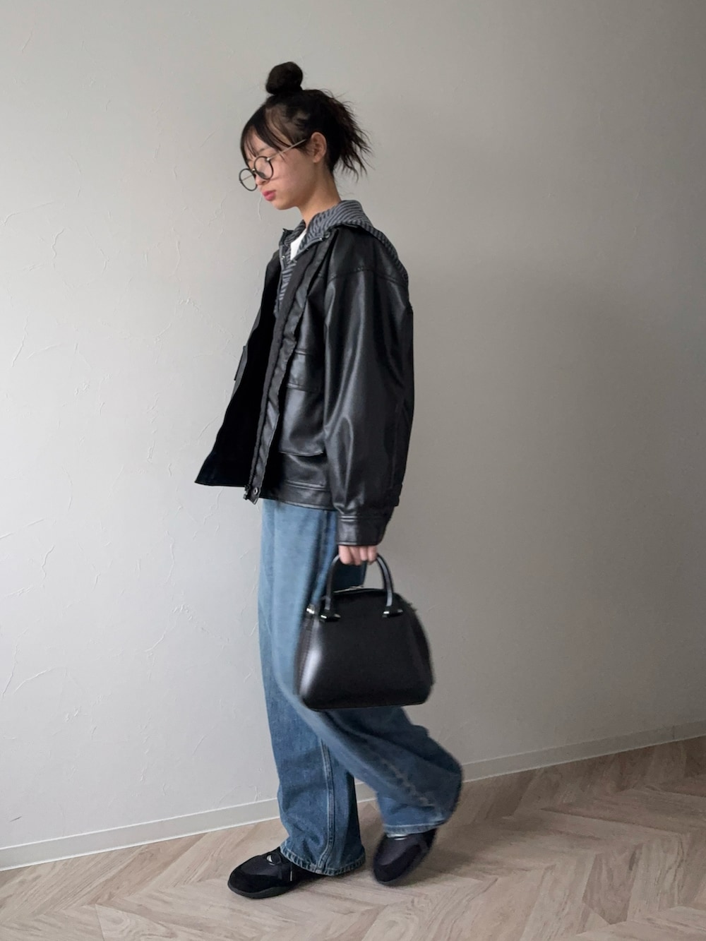 その他のパーカー、ブラック系のボストンバッグ、ブラック系のブルゾンを着用したキッズの冬コーディネートの3枚目の写真