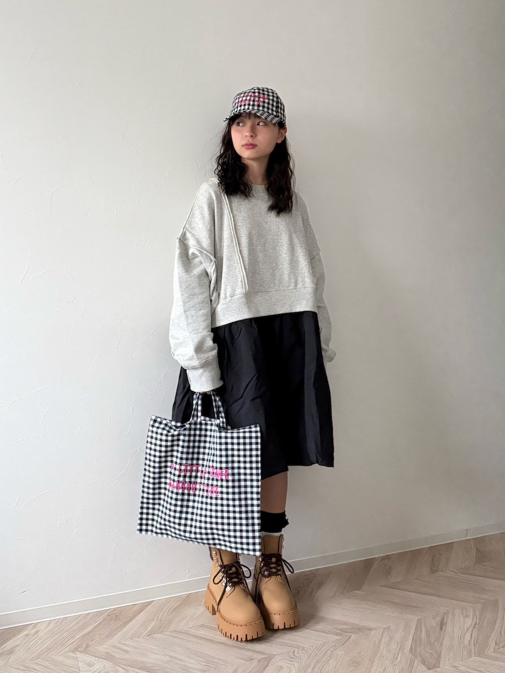 グレー系のワンピース、その他のトートバッグ、イエロー系のブーツを着用したキッズの冬コーディネートの3枚目の写真