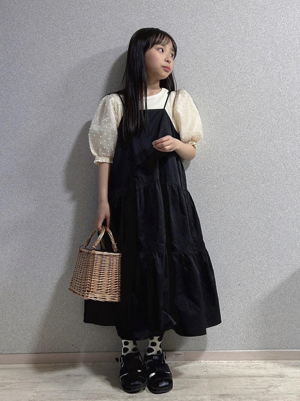 ホワイト系のシャツ/ブラウス、ブラック系のワンピース、ブラック系のサンダルを着用したキッズの春コーディネートの4枚目の写真