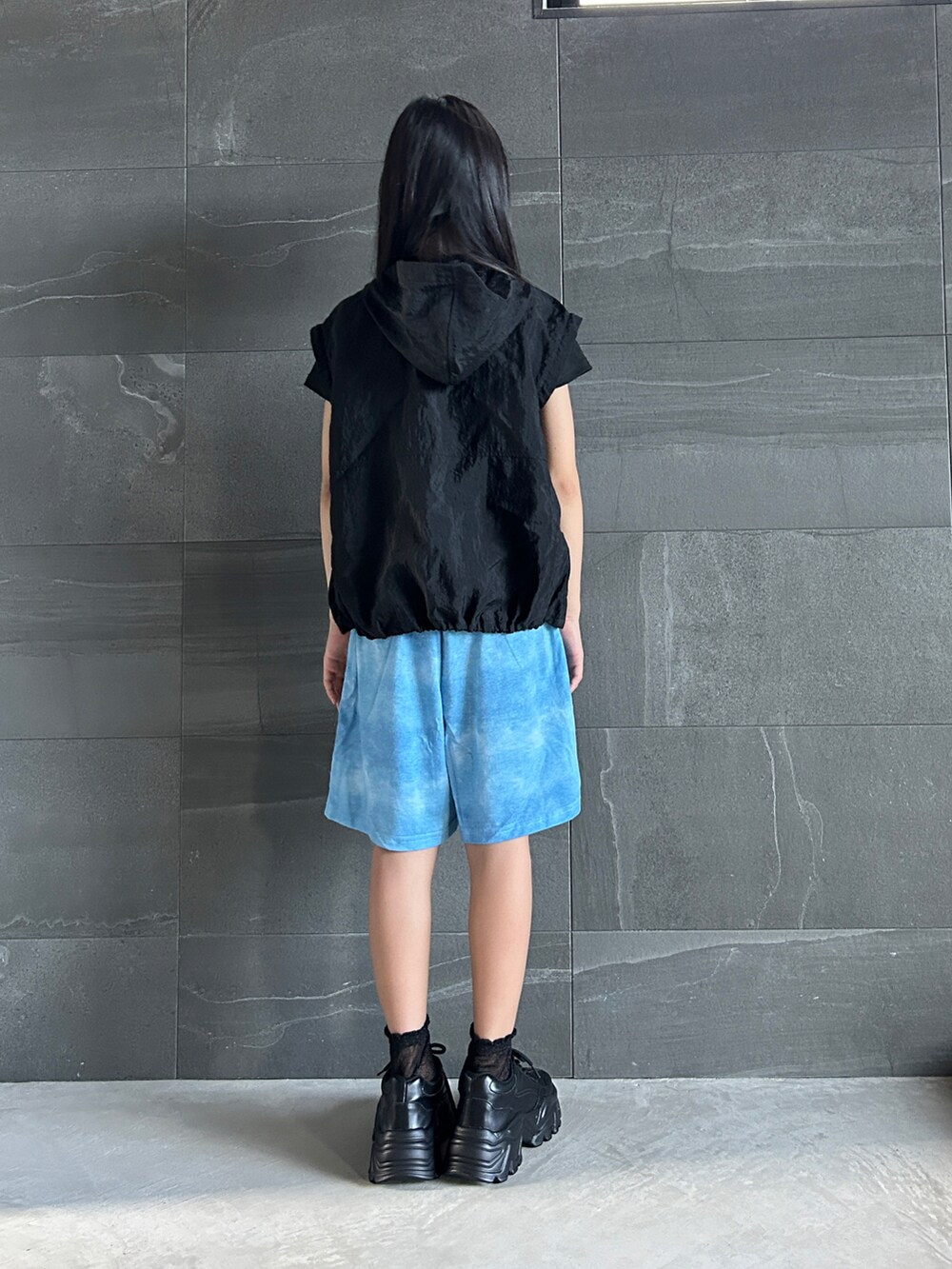 ブラック系のパーカー、ブルー系のその他パンツ、ブラック系のスニーカーを着用したキッズの夏コーディネートの3枚目の写真