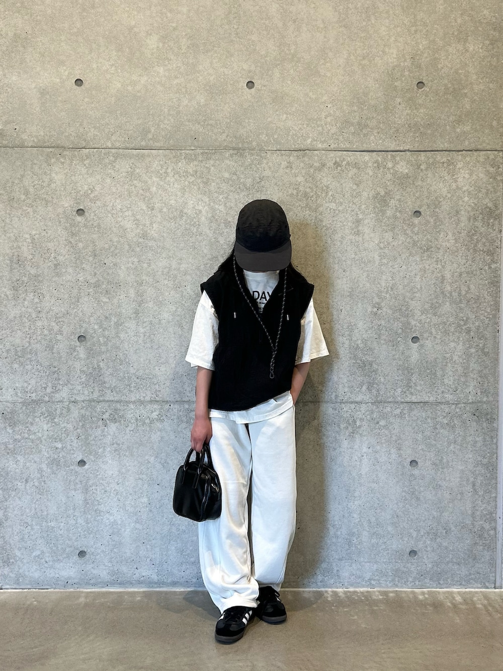 「レイヤードスタイル、ベスト、アノラックパーカー、スニーカー、スウェットパンツ、Tシャツ、キャップ、ロゴT、モノトーン、シティガール、大人カジュアル、きれいめカジュアル、ジェットキャップ」｜「Life Support Productsの【COTTON from U.S.A】ビッグシルエットフォトプリントTシャツ（Tシャツ/カットソー、ホワイト系）」を使った、uranさん（キッズ・144cm）の春コーディネートの2枚目の写真