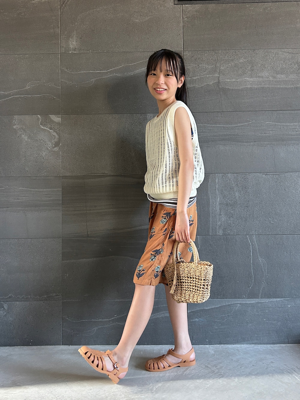 ブルー系のタンクトップ、ブラウン系のその他パンツ、ホワイト系のニット/セーターを着用したキッズの夏コーディネートの2枚目の写真