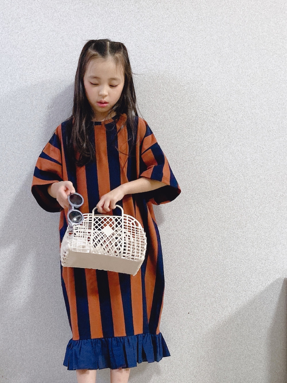 「夏コーデ、キッズファッション、サンダル、ワンピース、しましま、ストライプ、休日スタイル、グルカサンダル、meduse、かごバッグ、サングラス、ブラウン」｜「LOWRYS FARMのカットストライプワンピース　285945（ワンピース、ブルー系）」を使った、uranさん（キッズ・124cm）の夏コーディネートの3枚目の写真
