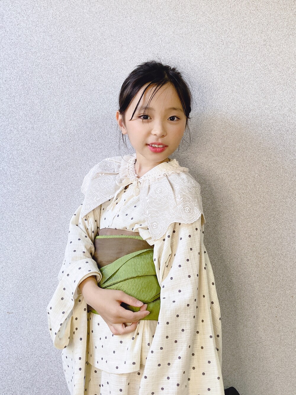 その他の浴衣、グレー系の和装小物、ホワイト系の付け襟を着用したキッズの夏コーディネートの5枚目の写真