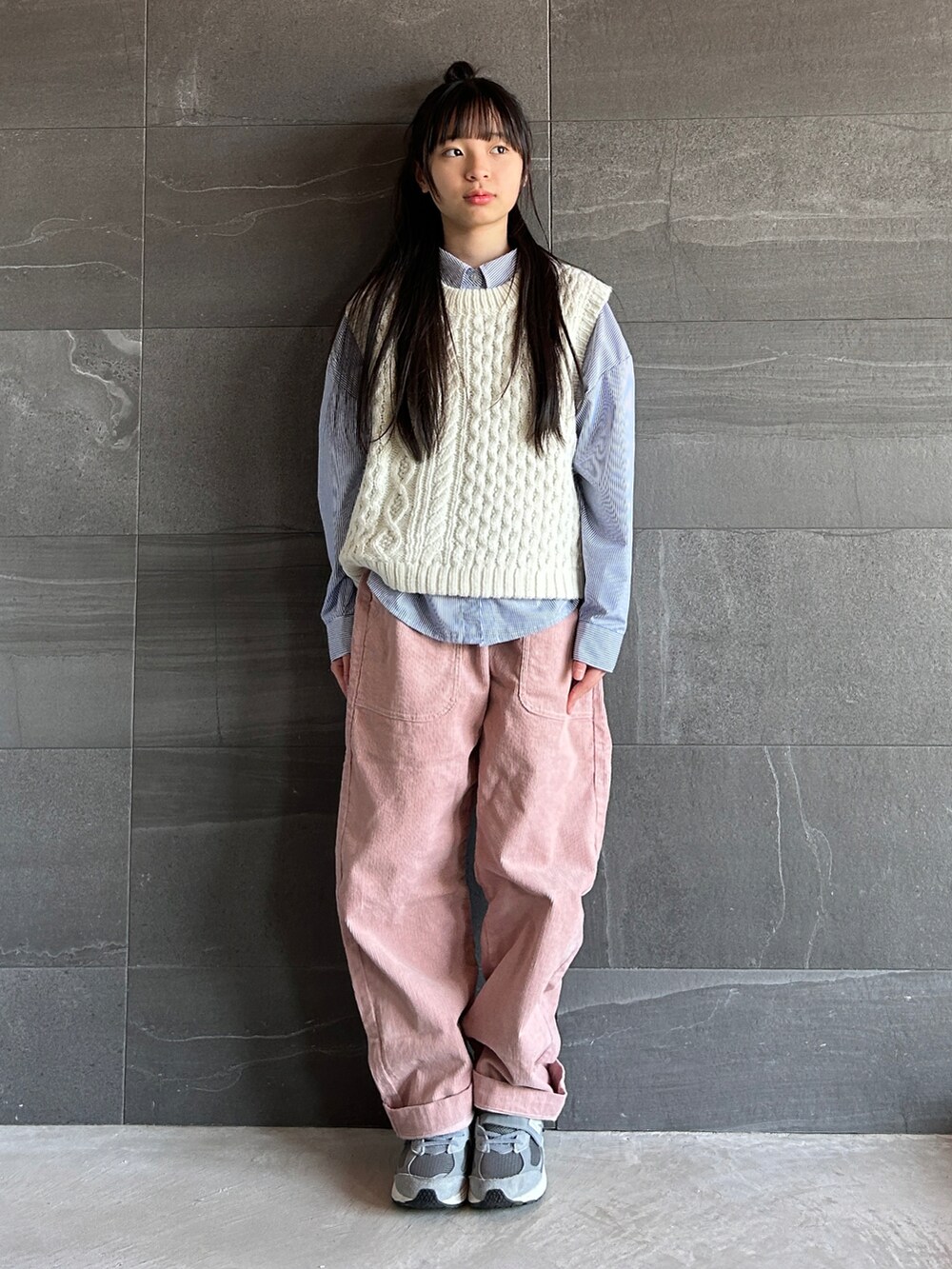 ホワイト系のニット/セーター、ピンク系のその他パンツ、ブルー系のシャツ/ブラウスを着用したキッズの冬コーディネートの3枚目の写真
