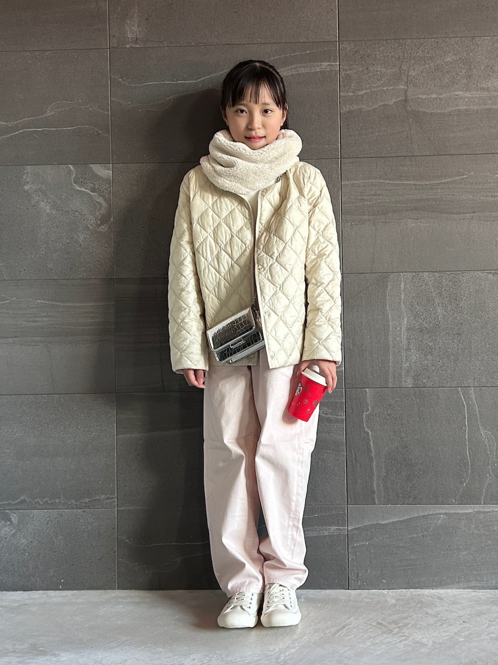 ホワイト系のジャケット/アウター、ホワイト系のTシャツ/カットソー、ピンク系のデニムパンツを着用したキッズの冬コーディネートの3枚目の写真