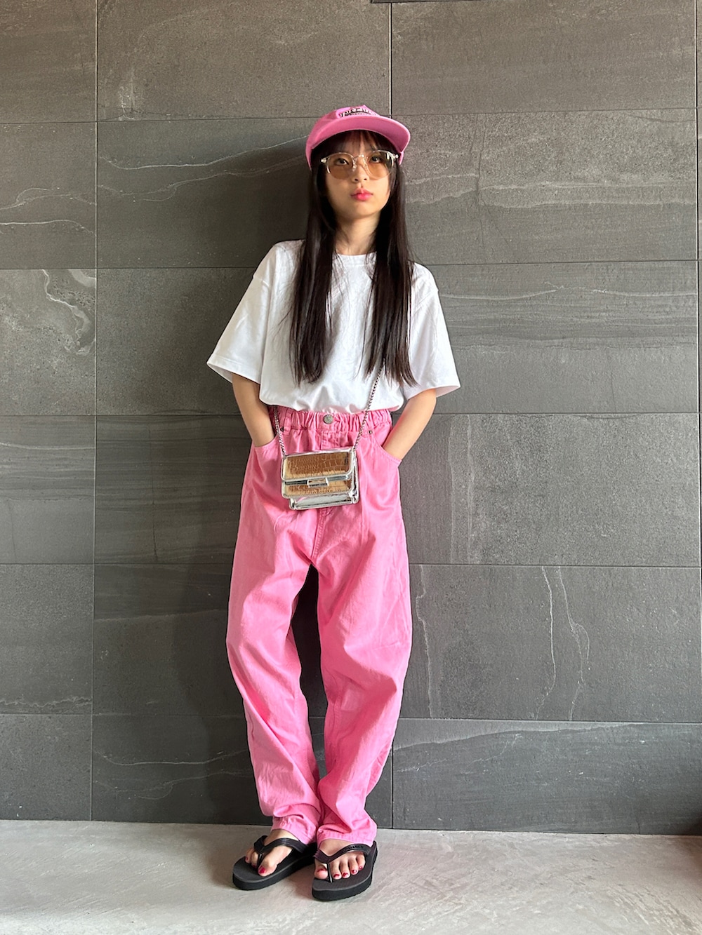 ホワイト系のTシャツ/カットソー、ピンク系のその他パンツ、シルバー系のショルダーバッグを着用したキッズの夏コーディネートの2枚目の写真