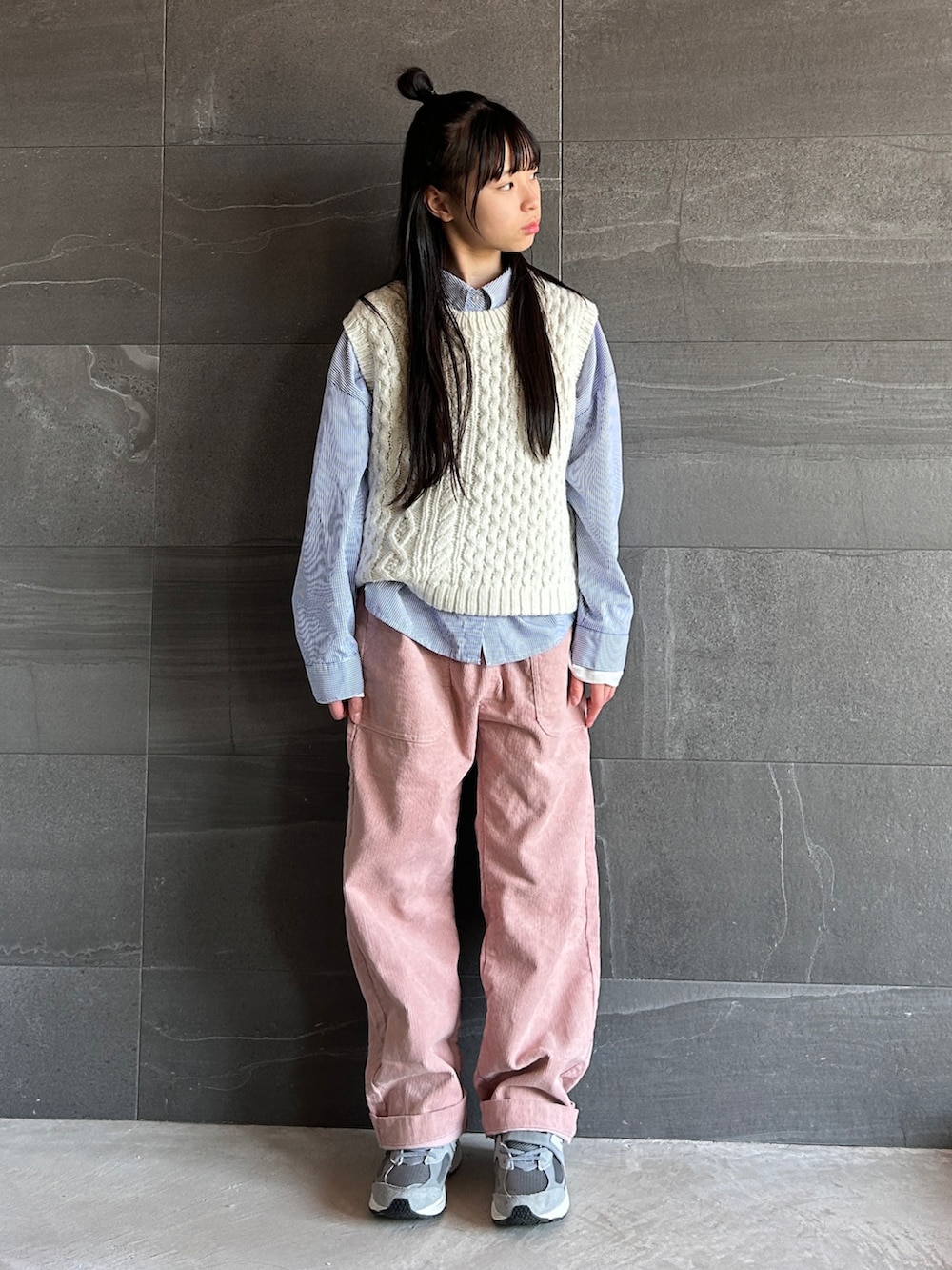 ホワイト系のニット/セーター、ピンク系のその他パンツ、ブルー系のシャツ/ブラウスを着用したキッズの冬コーディネートの5枚目の写真