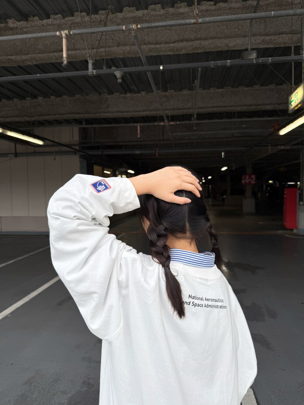 ホワイト系のTシャツ/カットソー、ホワイト系のバックパック/リュック、レッド系のスニーカーを着用したキッズの秋コーディネートの2枚目の写真