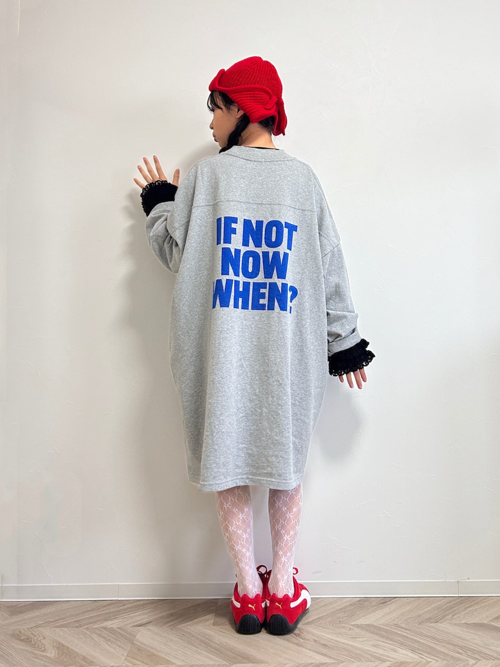 グレー系のワンピース、ブルー系のダウンジャケット/コート、ブラック系のTシャツ/カットソーを着用したキッズの冬コーディネートの3枚目の写真