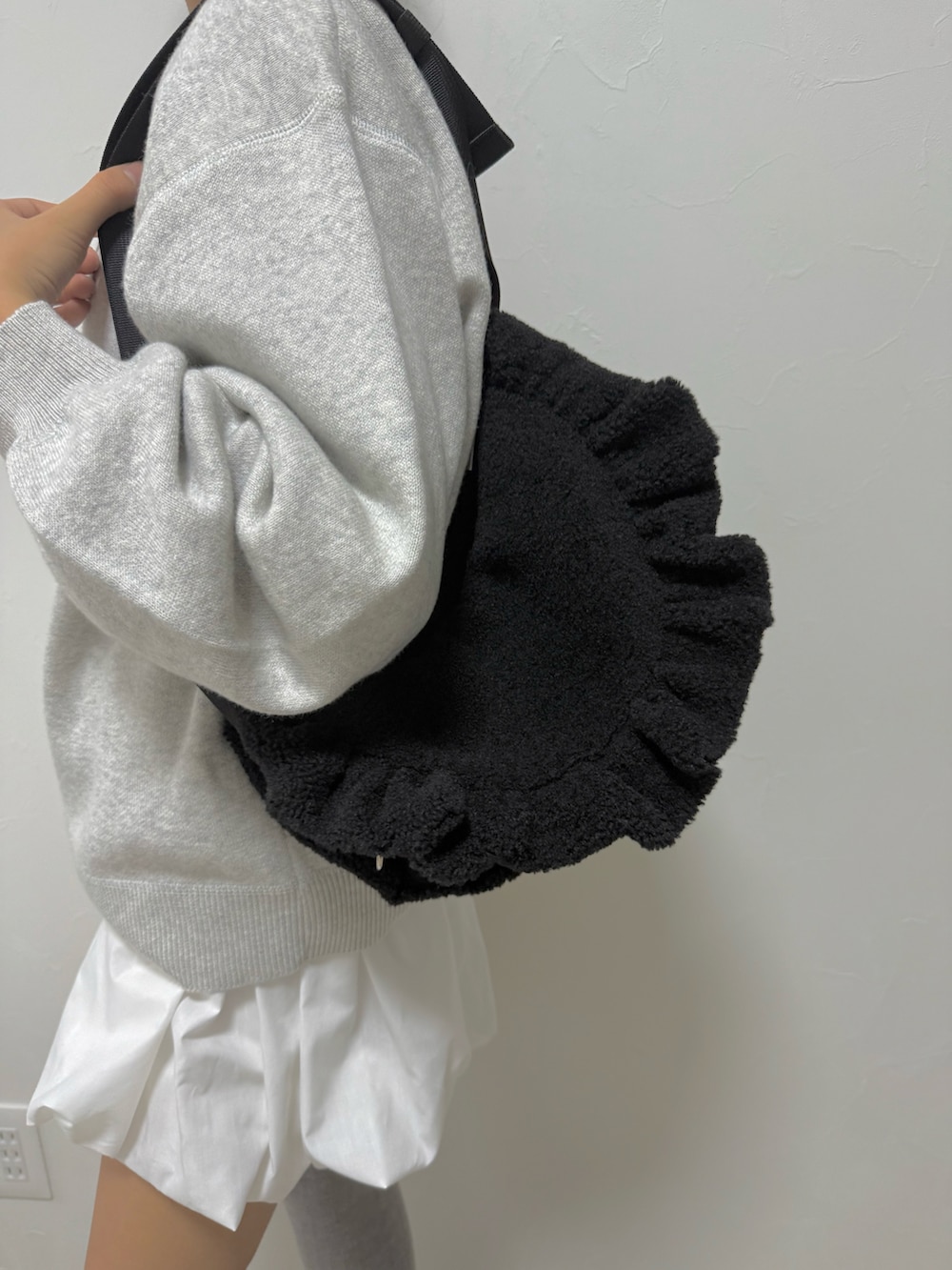 ホワイト系のニット/セーター、ホワイト系のニット/セーター、ブラック系のショルダーバッグを着用したキッズの秋コーディネートの3枚目の写真