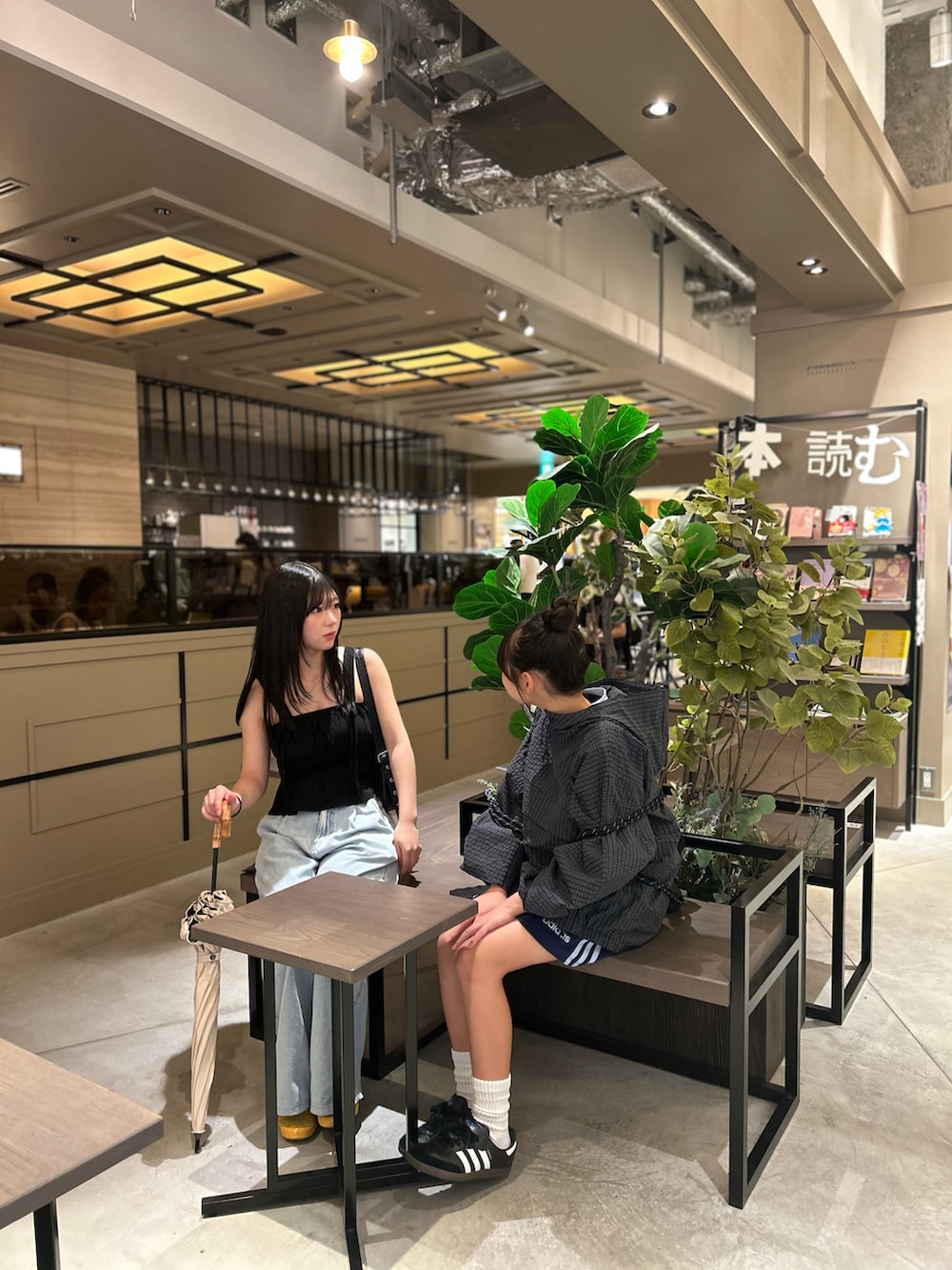 イエロー系のスニーカー、ブルー系のその他パンツ、ブラック系のスニーカーを着用したキッズの夏コーディネートの4枚目の写真