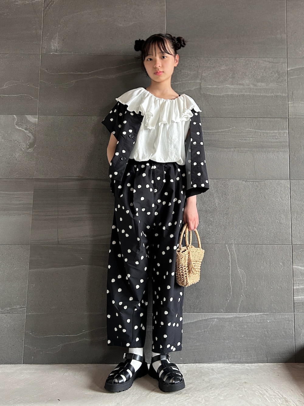 ホワイト系のTシャツ/カットソー、ブラック系のシャツ/ブラウス、ブラック系のその他パンツを着用したキッズの春コーディネートの3枚目の写真