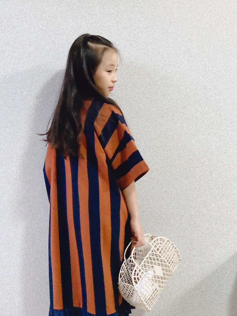 「夏コーデ、キッズファッション、サンダル、ワンピース、しましま、ストライプ、休日スタイル、グルカサンダル、meduse、かごバッグ、サングラス、ブラウン」｜「LOWRYS FARMのカットストライプワンピース　285945（ワンピース、ブルー系）」を使った、uranさん（キッズ・124cm）の夏コーディネートの5枚目の写真
