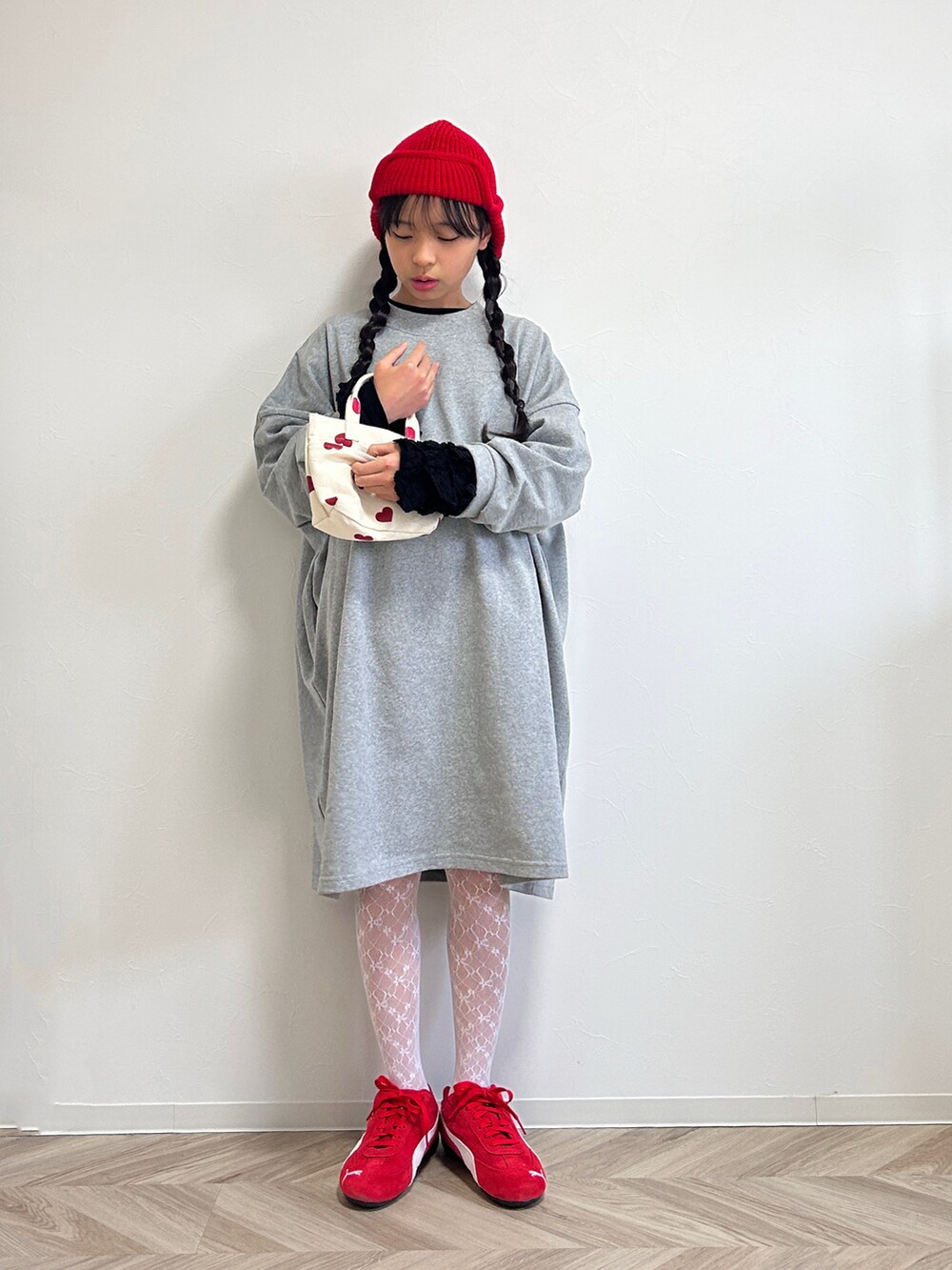 グレー系のワンピース、ブルー系のダウンジャケット/コート、ブラック系のTシャツ/カットソーを着用したキッズの冬コーディネートの4枚目の写真