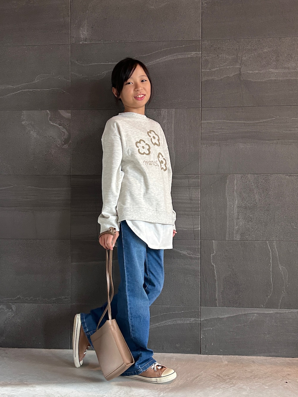 ベージュ系のスウェット、ブルー系のその他パンツ、ブラック系のその他ヘアアクセサリーを着用したキッズの秋コーディネートの3枚目の写真