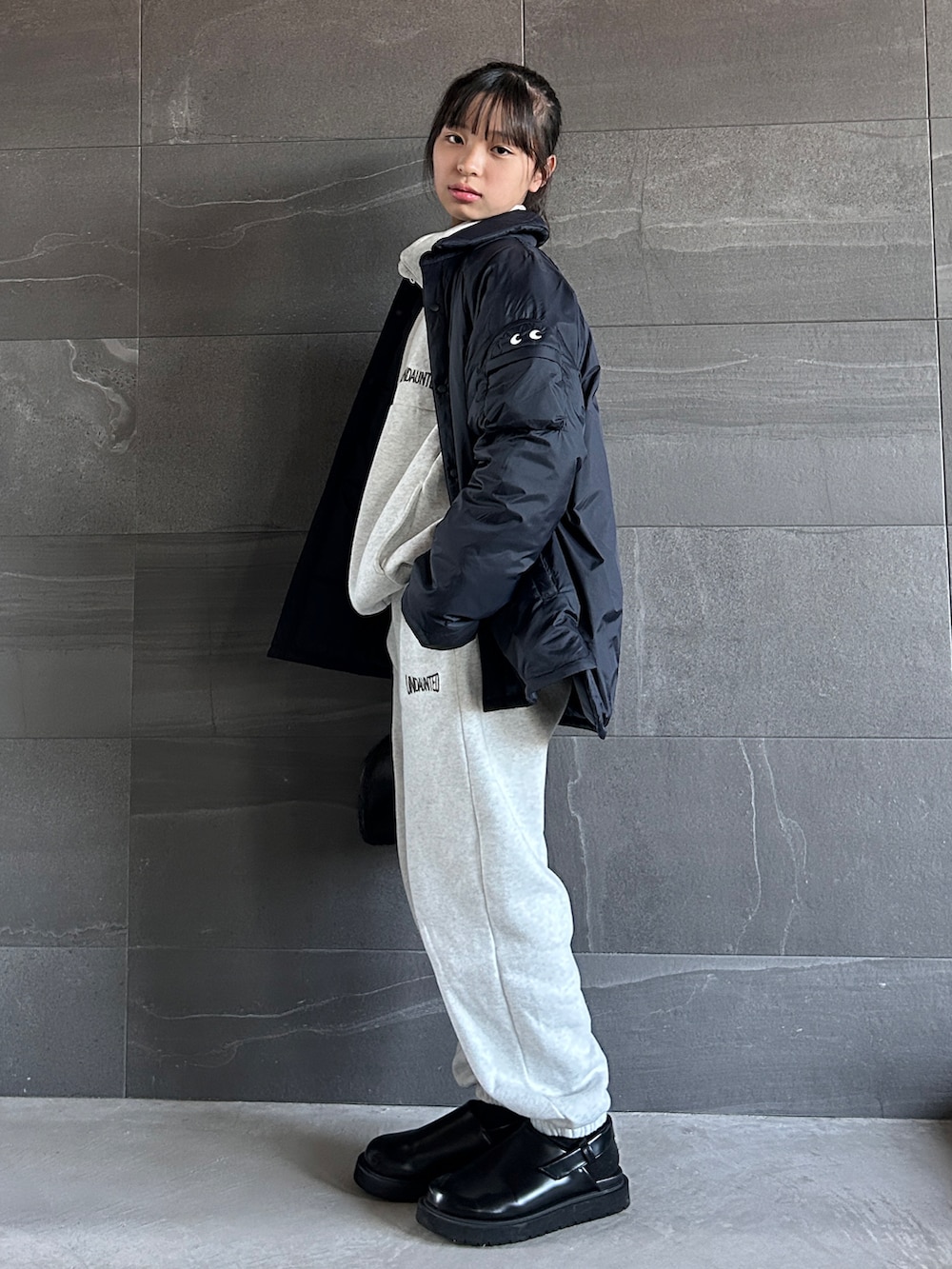 ブルー系のダウンジャケット/コート、グレー系のスウェット、グレー系のスウェットパンツを着用したキッズの冬コーディネートの2枚目の写真