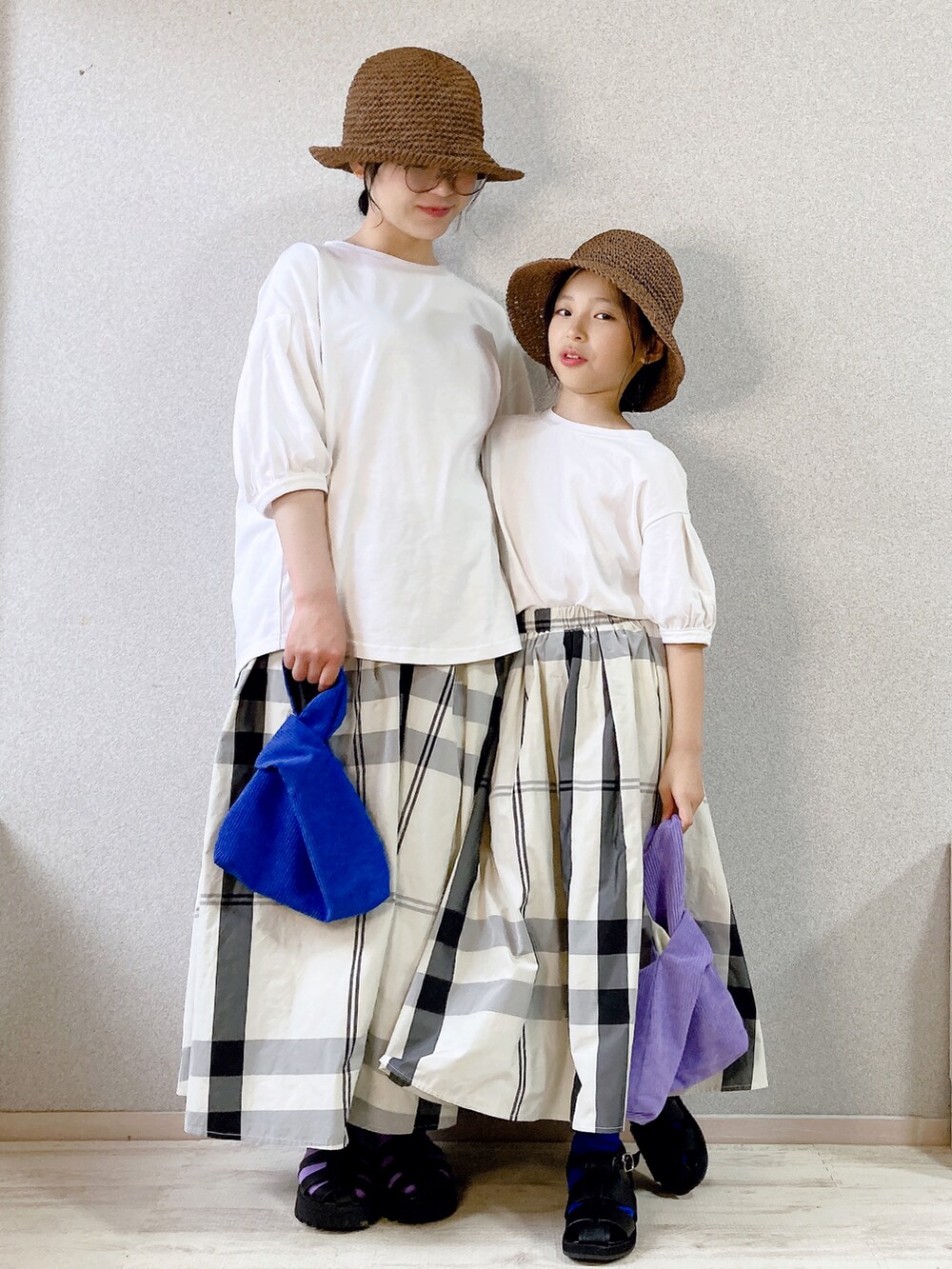 ホワイト系のTシャツ/カットソー、ホワイト系のスカート、ホワイト系のTシャツ/カットソーを着用したキッズの夏コーディネートの2枚目の写真