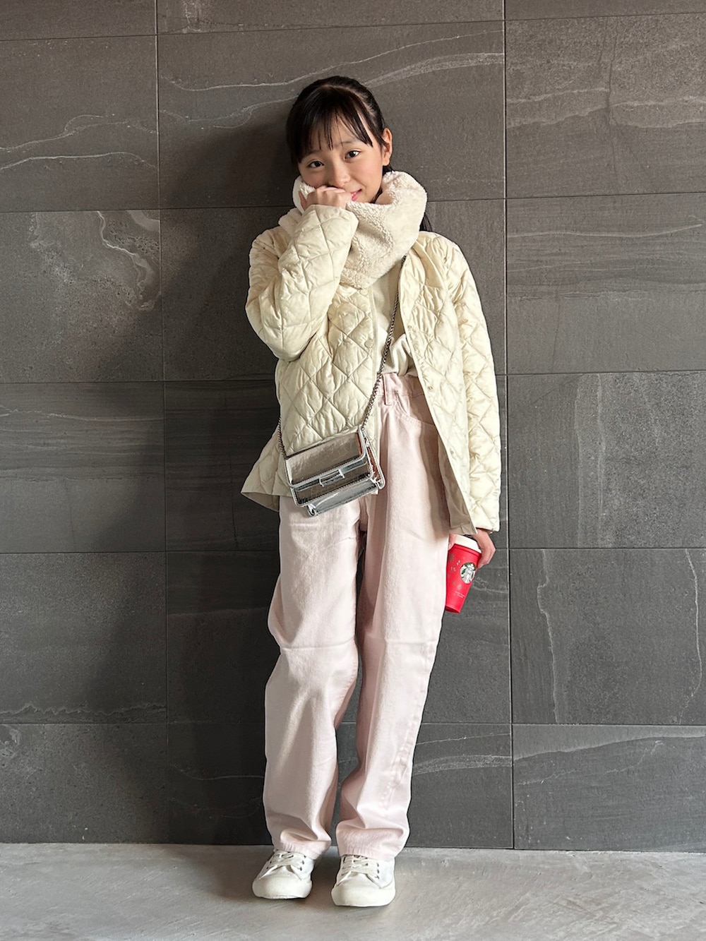 ホワイト系のジャケット/アウター、ホワイト系のTシャツ/カットソー、ピンク系のデニムパンツを着用したキッズの冬コーディネートの2枚目の写真